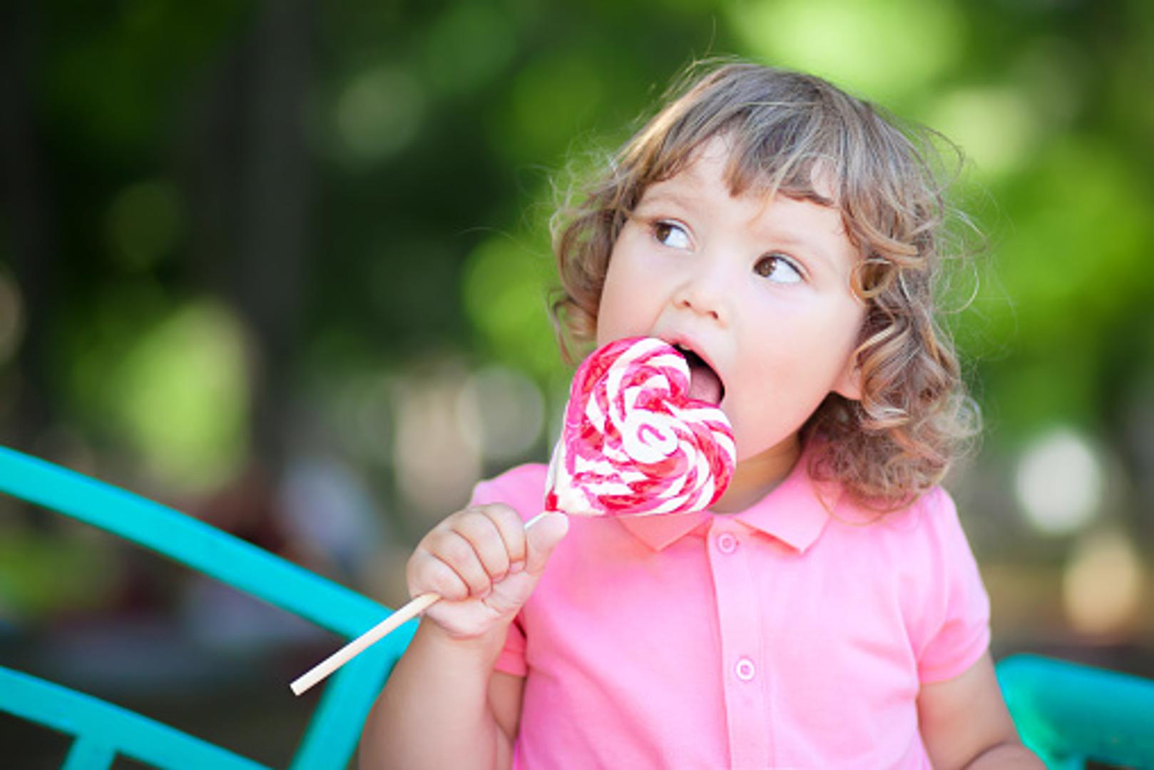 Šećer nas čini hiperaktivnima - MIT - Mnoga istraživanja pokazala su da šećer ne utječe na promjenu ponašanja ni kod djece ni kod odraslih. 