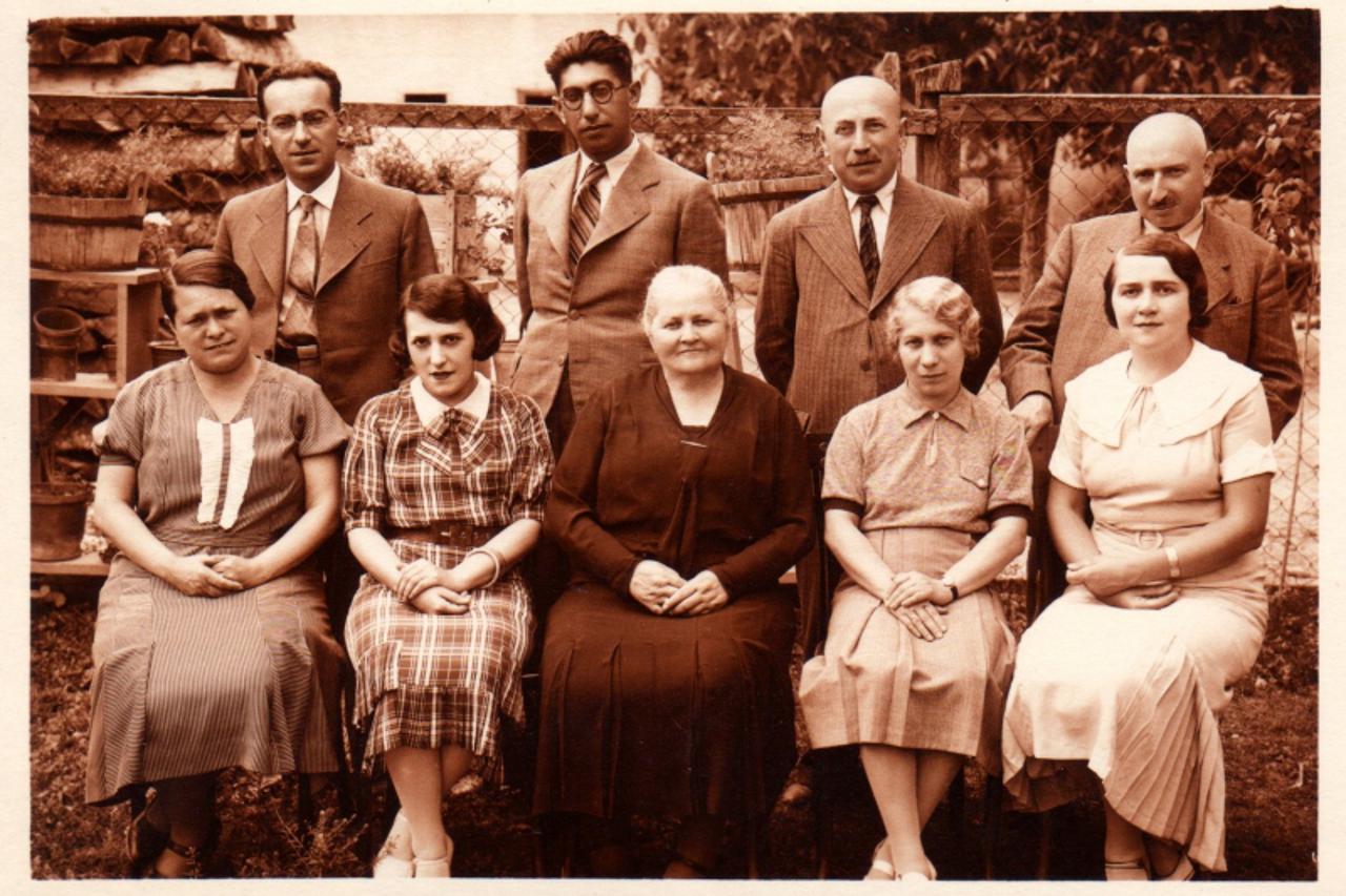 'Grupa ludbreskih Zidova 1930-ih, sjedokosa gospodja koja sjedi u sredini je Ana Weinrebe, Stankina baka koja je pred 70 godina odvedena u Jasenovac'
