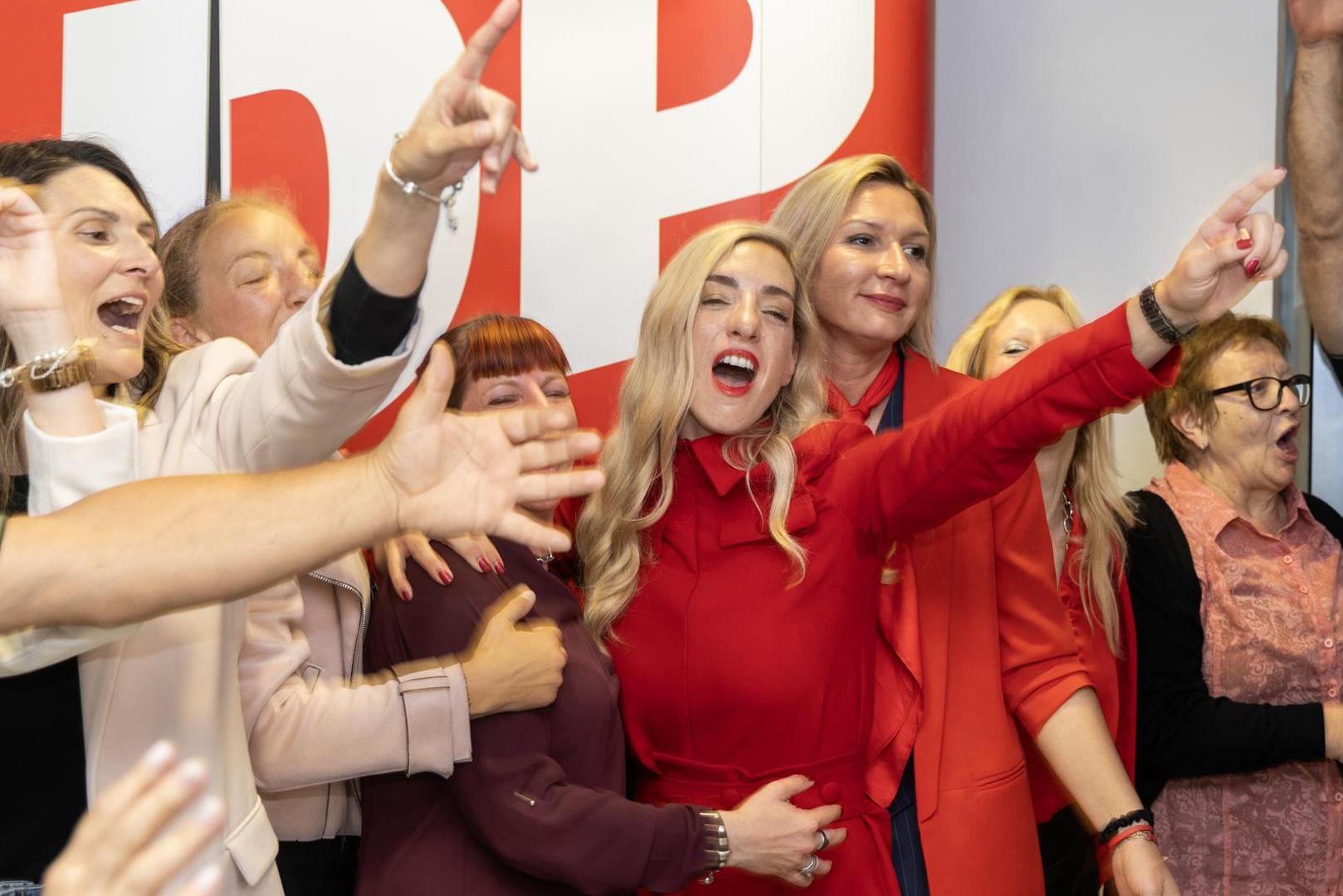 U stožeru Sanje Radolović vladala je prava slavljenička atmosfera. Pjesma, smijeh i veselje obilježili su večer nakon objave rezultata izbora. 

