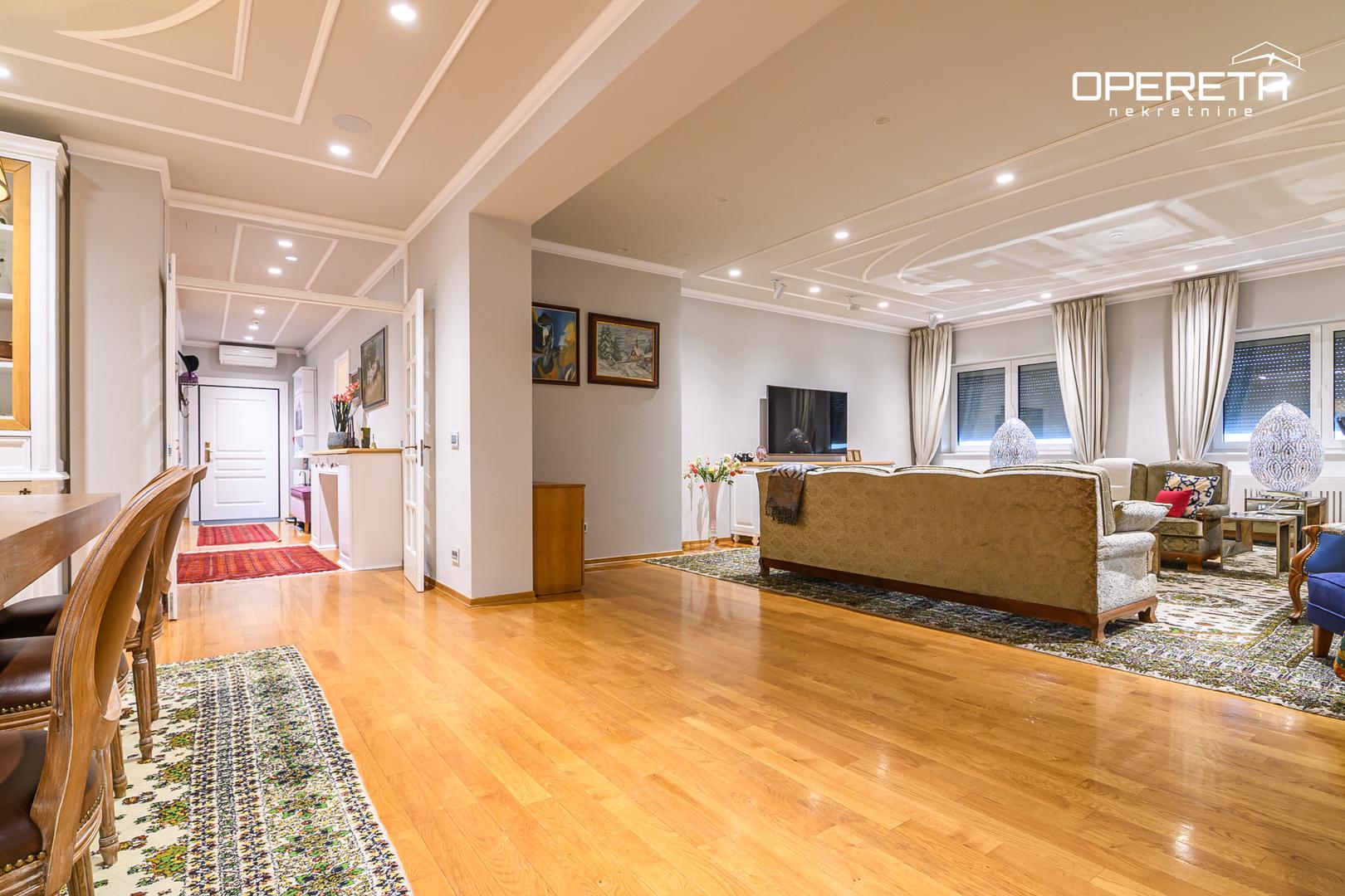 Smješten na četvrtom katu moderne zgrade iz 2007. godine, ovaj prostrani stan ukupne zatvorene površine 261 m² pruža visoku razinu privatnosti i kvalitete stanovanja.

