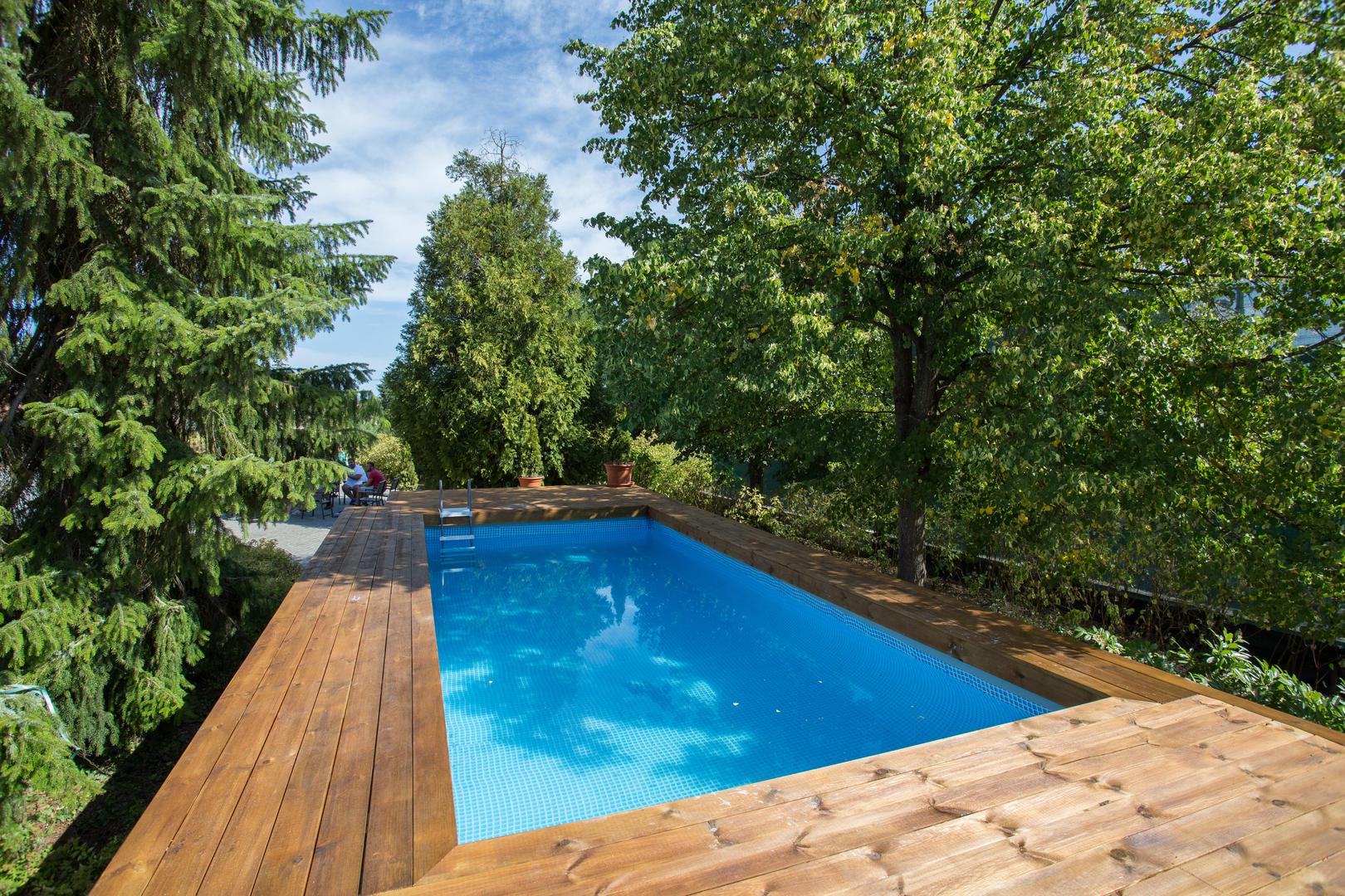 Prekrasno adaptirana stara kurija u kojoj su smješteni kandidati popularnog showa, nalazi se u Samoboru, na uzvišenom zemljištu površine 7300 m2.