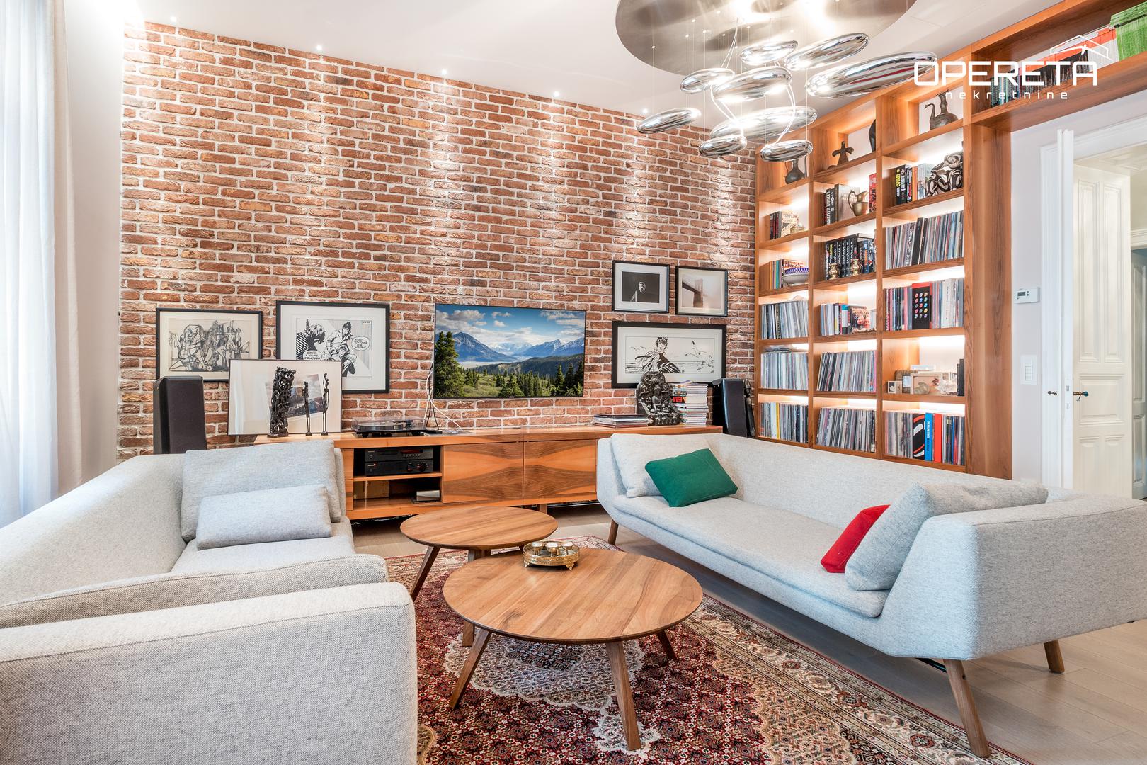 Prostrani dnevni boravak ističe se kao centralni dio stana – prostor u kojem je svaki detalj pažljivo biran i usklađen, stvarajući dojam luksuza i posebne atmosfere.