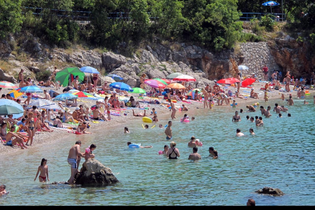 \'09.07.2011. Rijeka - Plaza u Kostreni prepuna je rjecana zeljnih osvjezenja od ljetne vriucine.\'