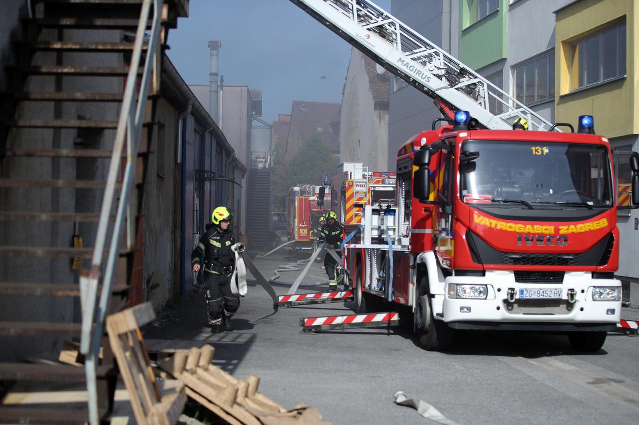 Zagreb: Gori tiskara na Trešnjevci, osam vatrogasnih vozila na terenu