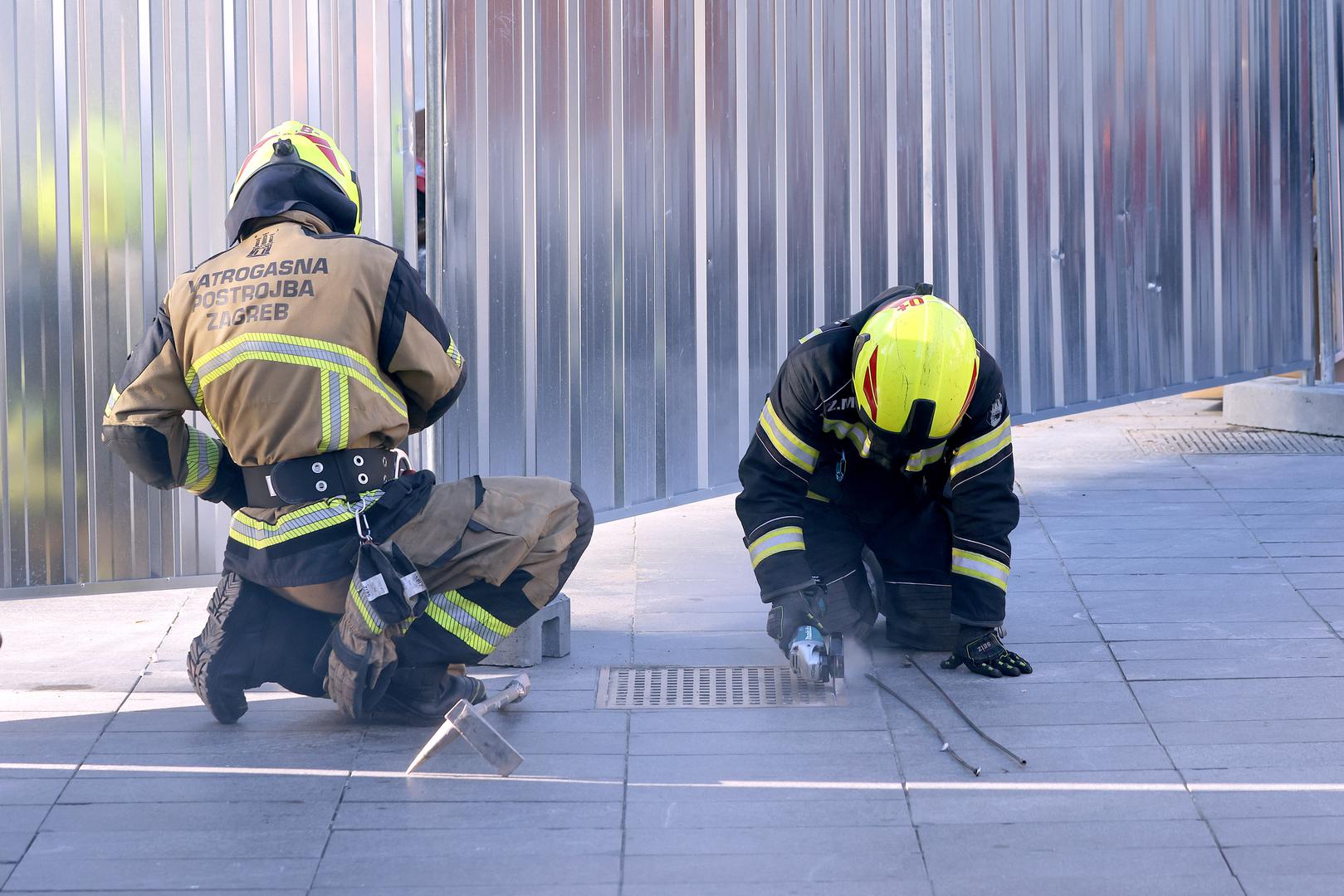 Akciju je zabilježio Pixsellov fotoreporter, a svatko tko se zatekao na trgu mogao je vidjeti kako vatrogasci, uz svu svoju opremu i trud, pokušavaju razbiti šaht. No, kako je opisao fotoreporter, “šaht je ipak bio jači”, pa prsten na kraju nije vraćen vlasniku.

