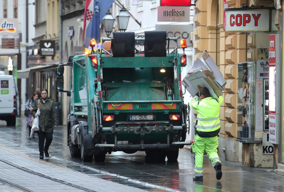 Simpati?ne prodava?ice pomogle su  zaposlenicima ?isto?e utovariti sme?e u kamion