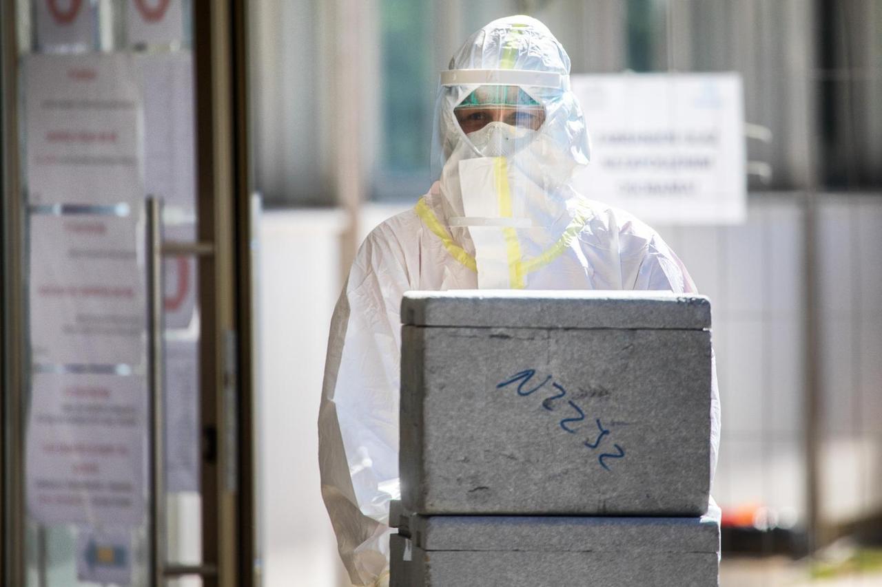 U Rijeci započeo s radom Drive-in centar za testiranje na COVID-19