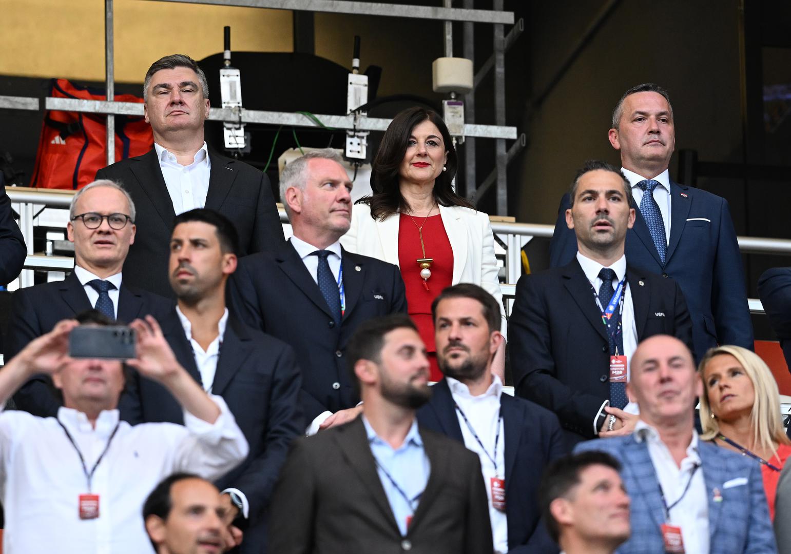 Naime, za ovu priliku odabrala je bijeli sako koji je uparila s crvenom majicom i hlačama.