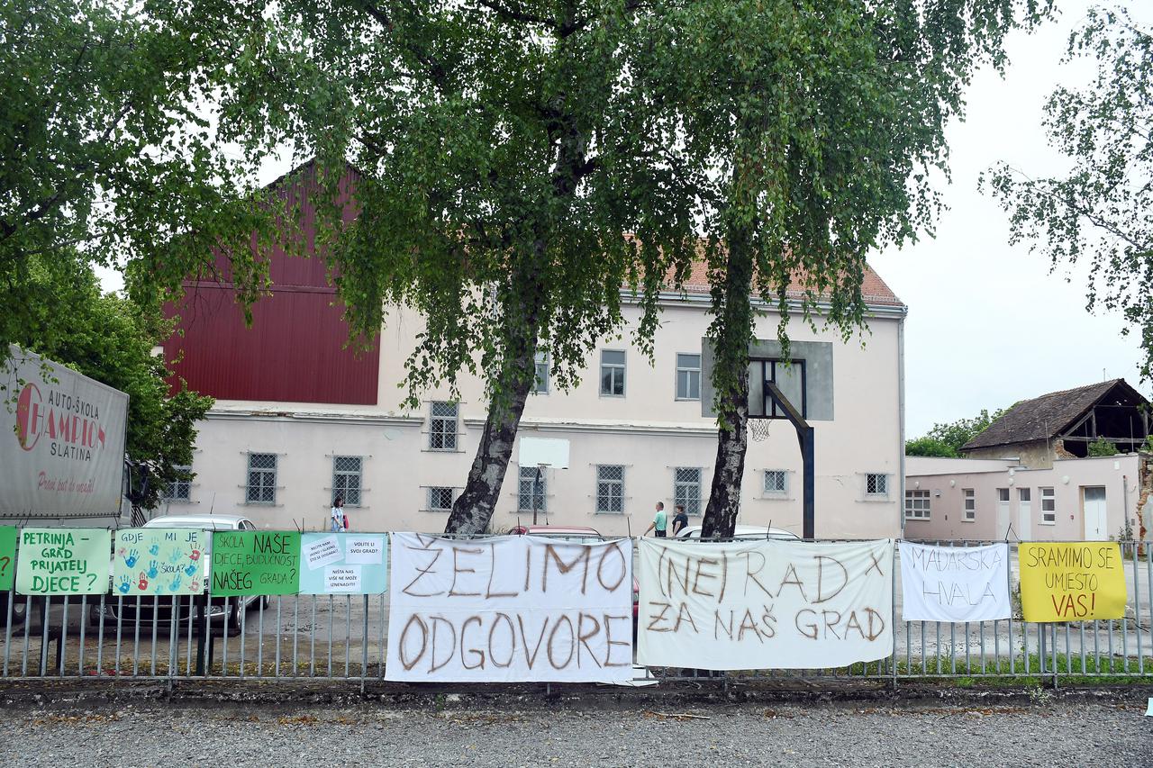 Petrinja: Zbog prestanka radova na Prvoj osnovnoj školi, izvješeni transparenti 