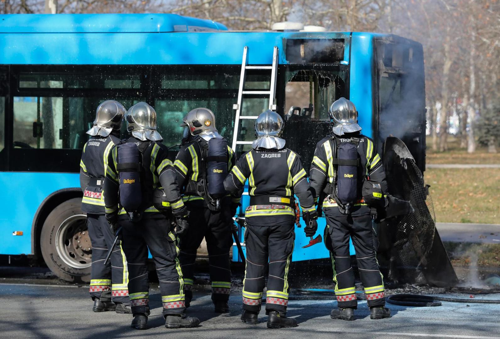 Autobusu na liniji 109 zapalio se motor kod raskrižja ulice Sv. Mateja i SR Njemačke u Dugavama.