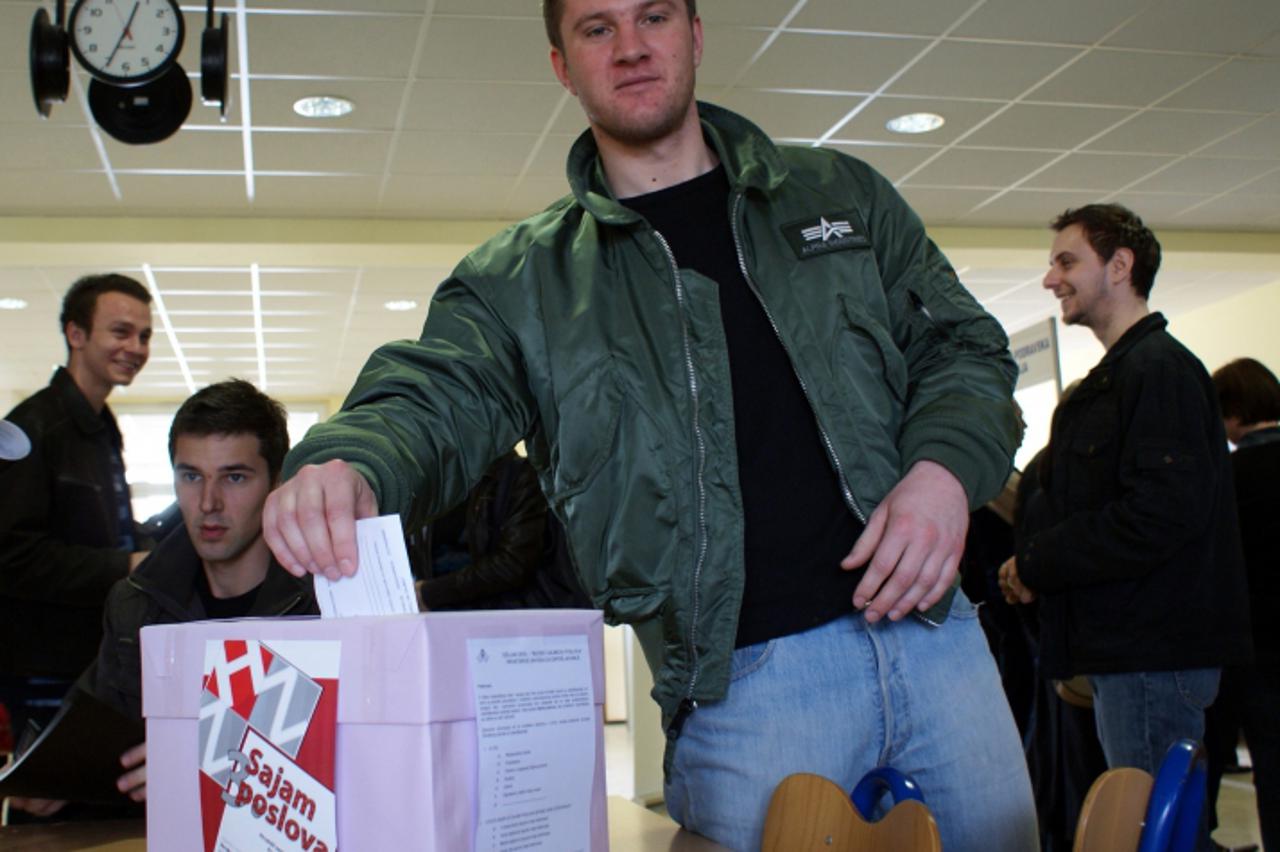 'podravina i bilogora, virovitica, strukovna skola, 16.03.2010. posao je na sajmu poslova potrazio zoran kolar iz pitomace koji je po struci drvni tehnicar a radio je i kao ucitelj matematike na zamje