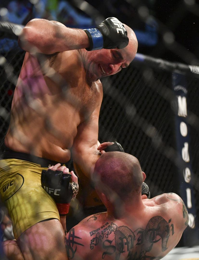 Smith je bolje otvorio meč, no kako je borba odmicala, počeo je dobivati udarce.