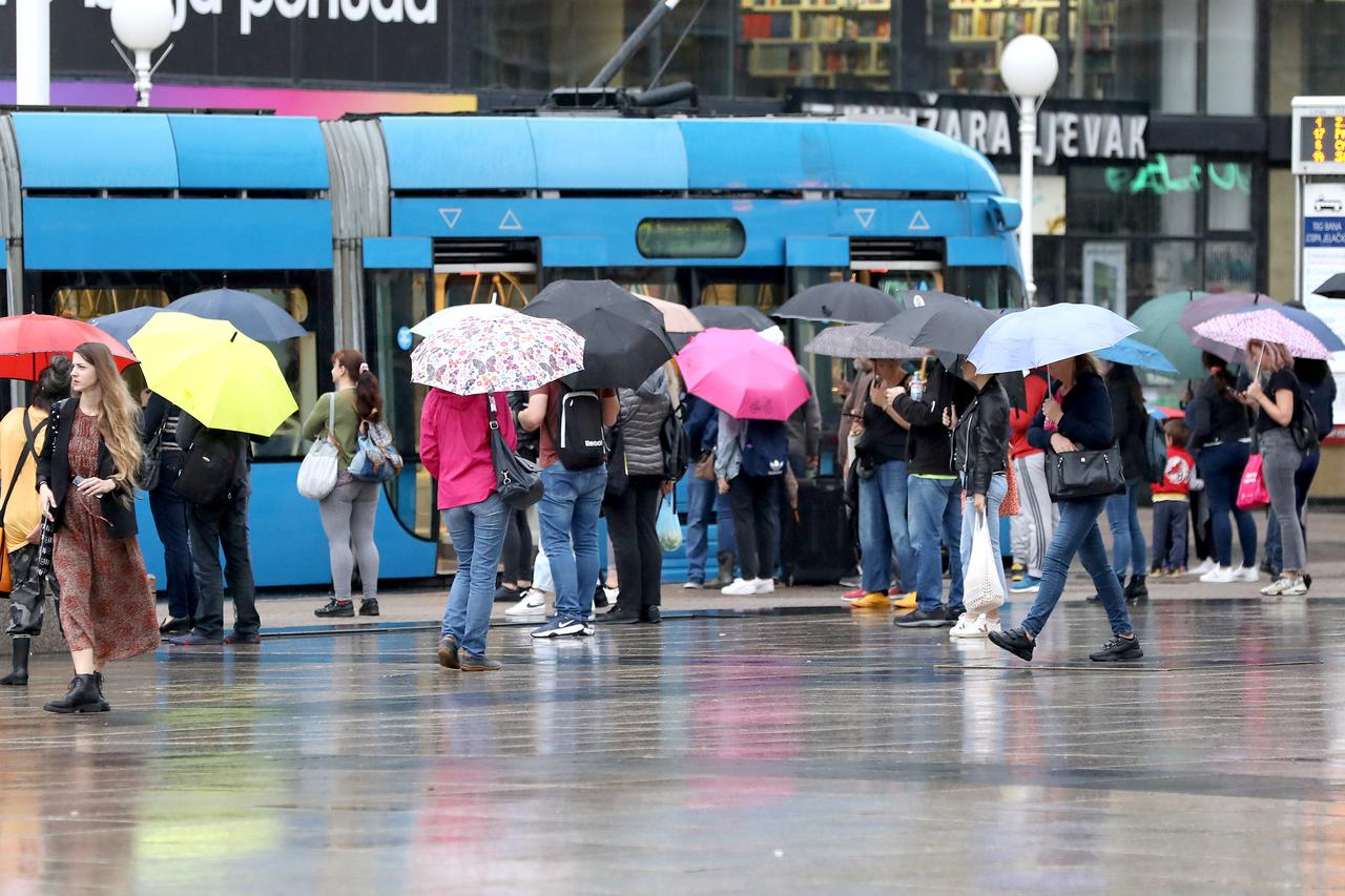Zagreb: Kiša i dalje neprekidno pada