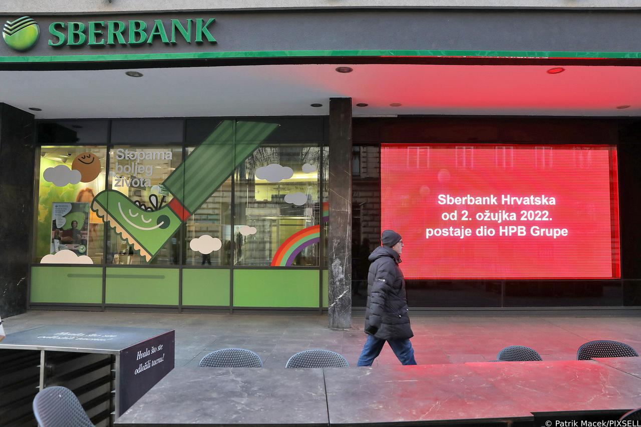 Zagreb: Prvi dan nakon što je HPB preuzela Sberbank prestale su gužve i Nova hrvatska banka posluje normalno