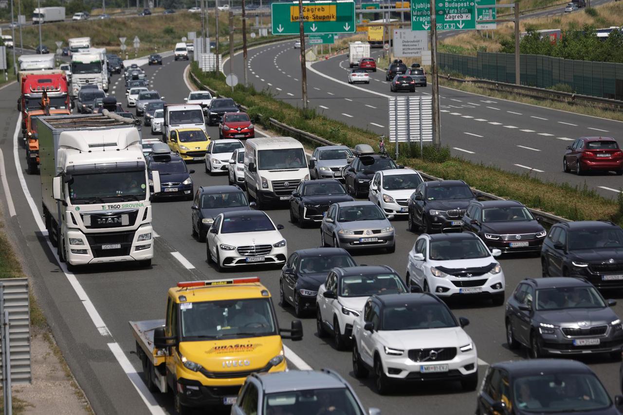 Pojačan je promet na autocesti A1 u smjeru mora, između naplate Lučko i čvora Karlovac