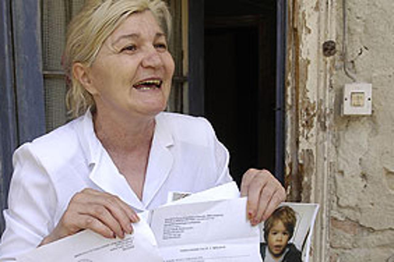 Majka Marija Štefanac s dopisom koji je dobila iz Ureda predsjednika Vlade Ive Sanadera