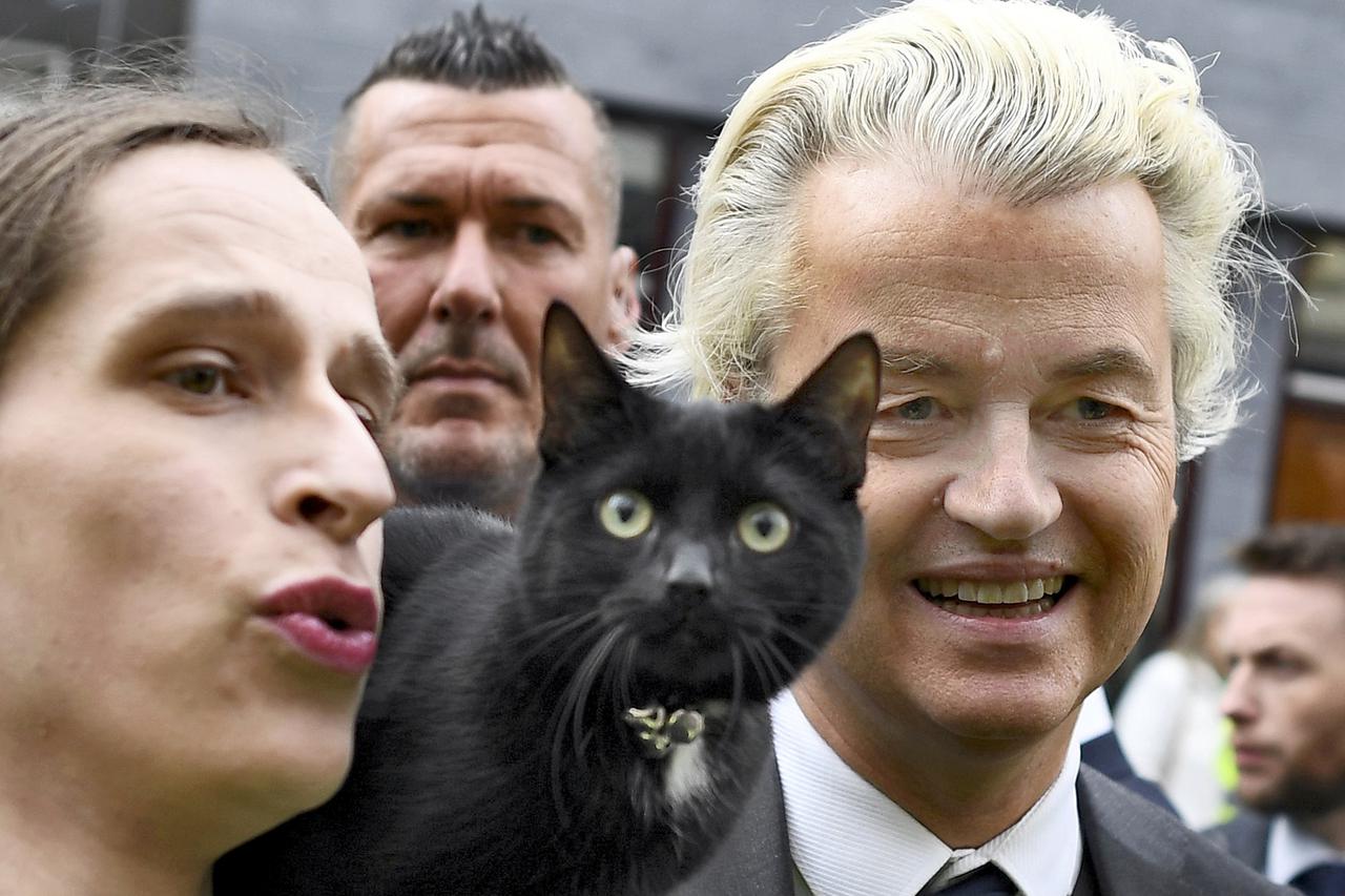 Dutch far-right politician Geert Wilders of the PVV party poses with woman and a cat as he campaigns in Heerlan, Netherlands, March 11, 2017.      REUTERS/Dylan Martinez TPX IMAGES OF THE DAY