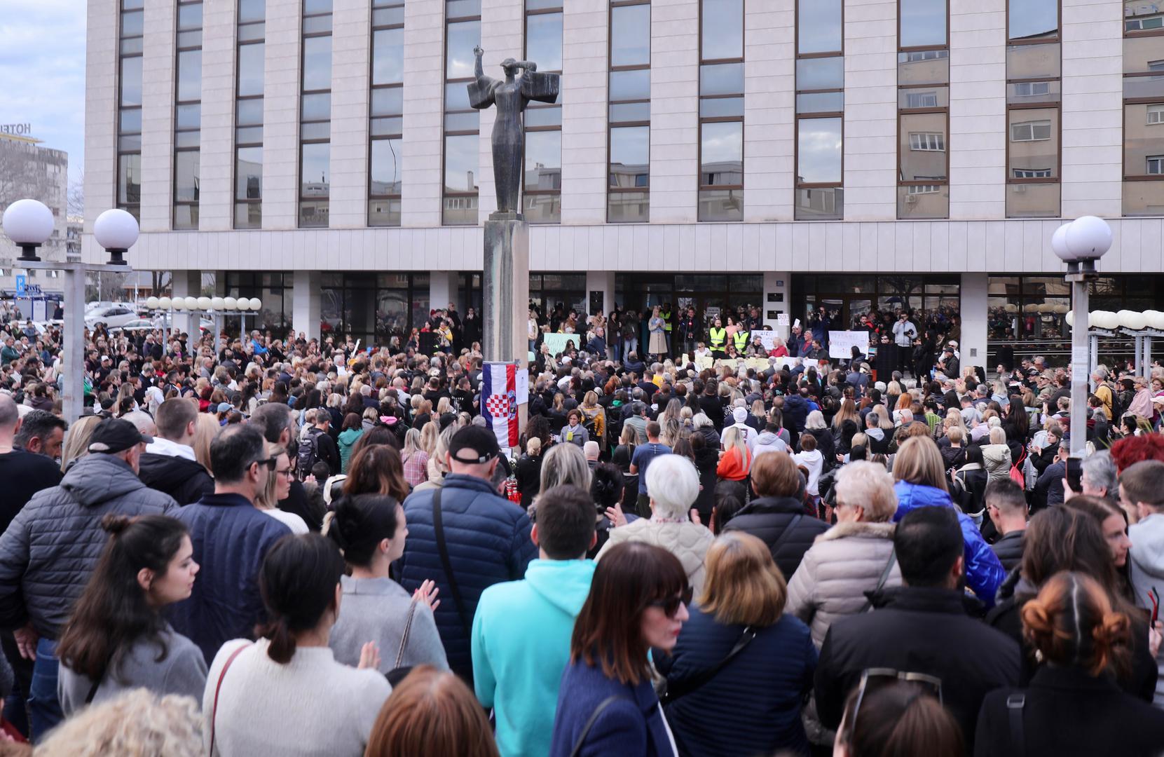 28.02.2024., Split - ispred Zupanijskog suda u Splitu odrzan je mirni prosvjed 'danas Luka, sutra JA' u cast tragicno preminulom 22-godisnjem Luki Bancicu. Photo: Ivo Cagalj/PIXSELL Photo: Ivo Cagalj/PIXSELL