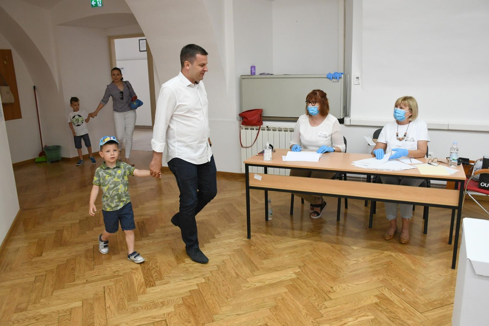 05.07.2020., Bjelovar - Parlamentarni izbori u II. izbornoj jedinici. Gradonacelnik Dario Hrebak na biraliste je dosao u zakazano vrijeme.   Photo:Damir Spehar/PIXSELL