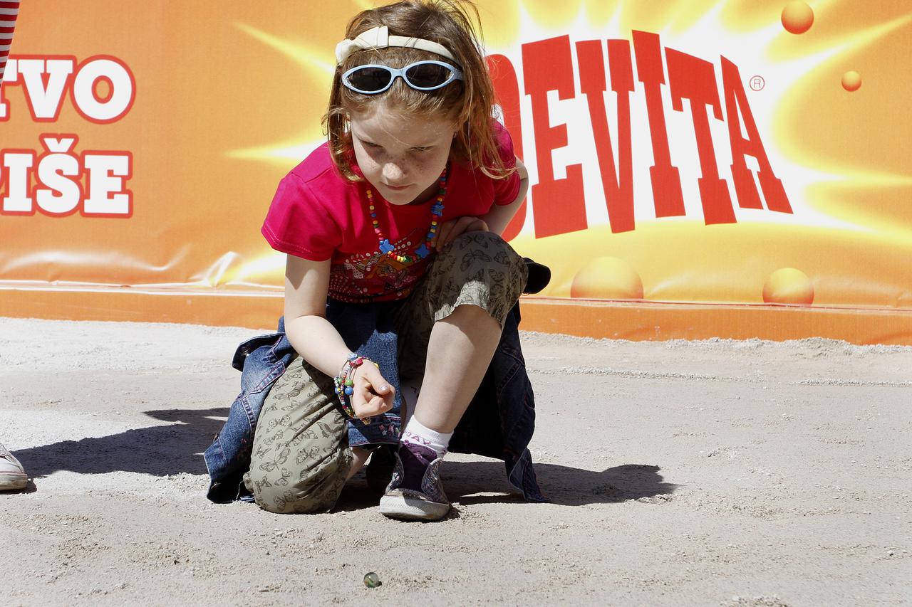 28.04.2012., Osijek - Cedevita i Rtl organizirali su na sredisnjem osjeckom trgu natjecanje u klikeranju za sve uzraste.  Photo: Marko Mrkonjic/PIXSELL