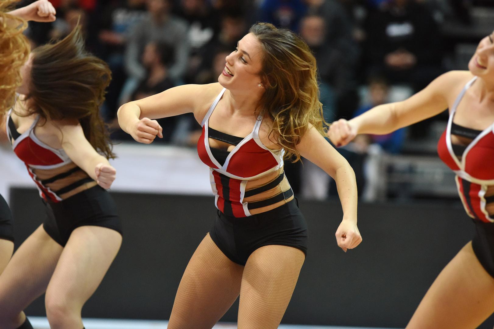 No, raspoložene su bile navijačice koje su zabavljale gledatelje u Zadru