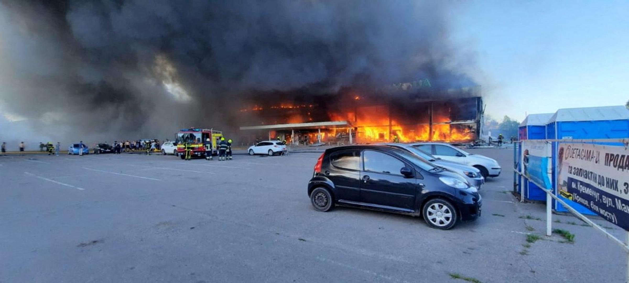 A view shows a shopping mall hit by a Russian missile strike, as Russia's attack on Ukraine continues, in Kremenchuk, in Poltava region, Ukraine June 27, 2022.  Press service of the State Emergency Service of Ukraine/Handout via REUTERS ATTENTION EDITORS - THIS IMAGE HAS BEEN SUPPLIED BY A THIRD PARTY. Photo: State Emergency Service of Ukrai/REUTERS