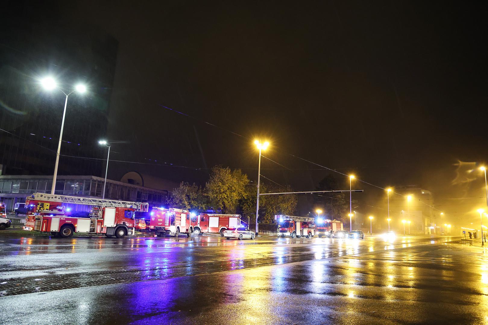 Ljudskih žrtava, srećom, nema. Vatrogasci će na terenu ostati cijeli dan.