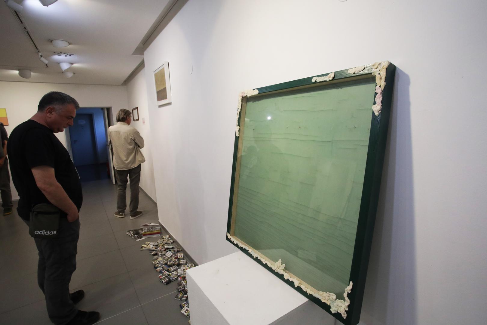 Izložba okuplja i umjetnike povezane s galerijskim prostorom Galerija Flora. Kako u popratnom tekstu kaže Helena Puhara:
“Izložba _Kuća zalazećeg sunca_ nastala je iz poziva upućenog Slavenu Tolju da realizira izložbu u riječkoj galeriji Srce u sklopu knjižare V.B.Z., koju je umjetnik proširio uključivanjem Ivone Vlašić, Ivane Pegan, Nives Sertić, Paska Burđeleza, Stjepa Kaleba i Vanje Pagara, umjetnika okupljenih oko dubrovačke galerije Flora.