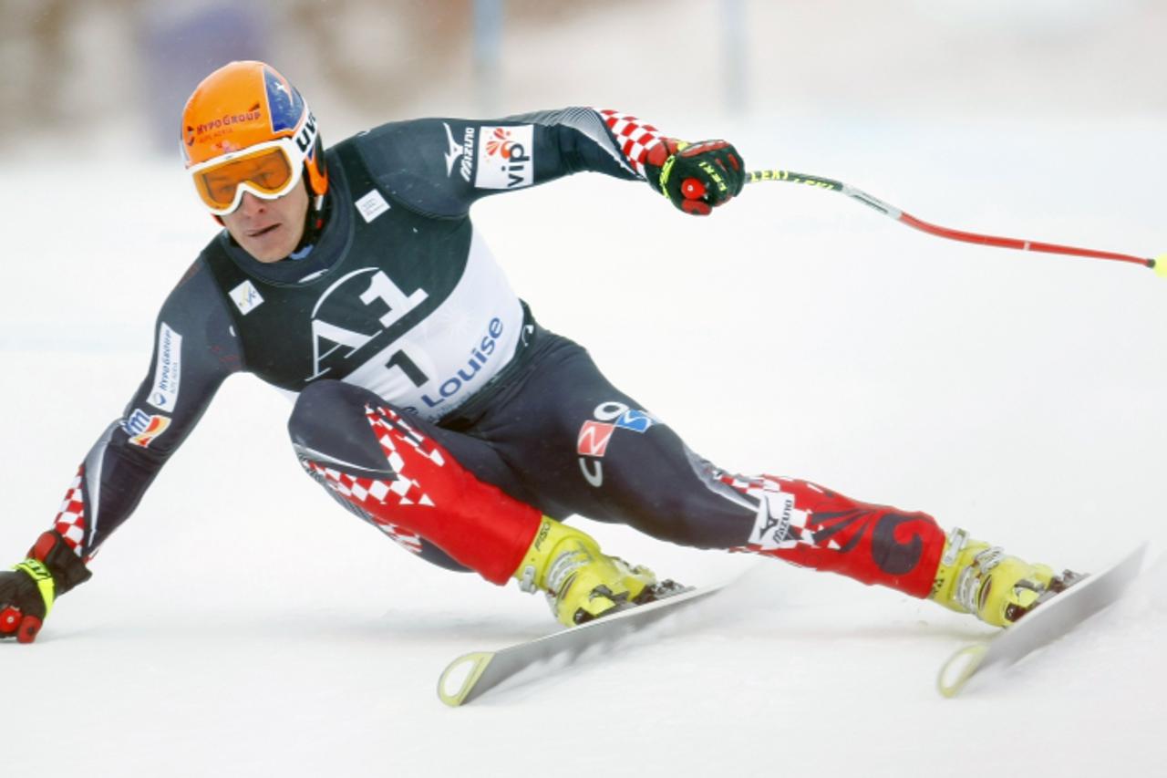 'Ski racer Ivica Kostelic of Croatia speeds down the mountain during the men\'s World Cup Super-G alpine skiing race in Lake Louise, Alberta, November 29, 2009.  REUTERS/Mike Blake (CANADA SPORT SKIIN