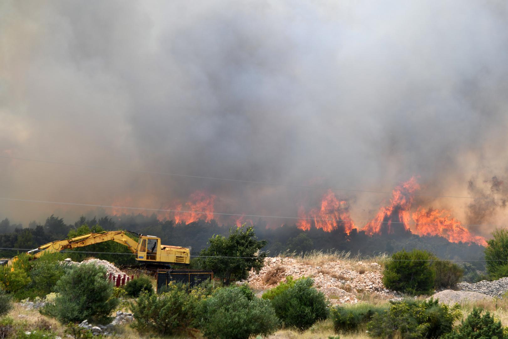 13.07.2023.,Sibenik - Izbio je pozar na otvorenom prostoru kod sela Gornjih Banjevaca u Grebastici. Na intervenciju su izasli 8 postrojbi s ukupno 12 vozila i 33 vatrogasaca. U pozaru sudjeluju i tri kanadera. Gasenje u tijeku Photo: Hrvoje Jelavic/PIXSELL