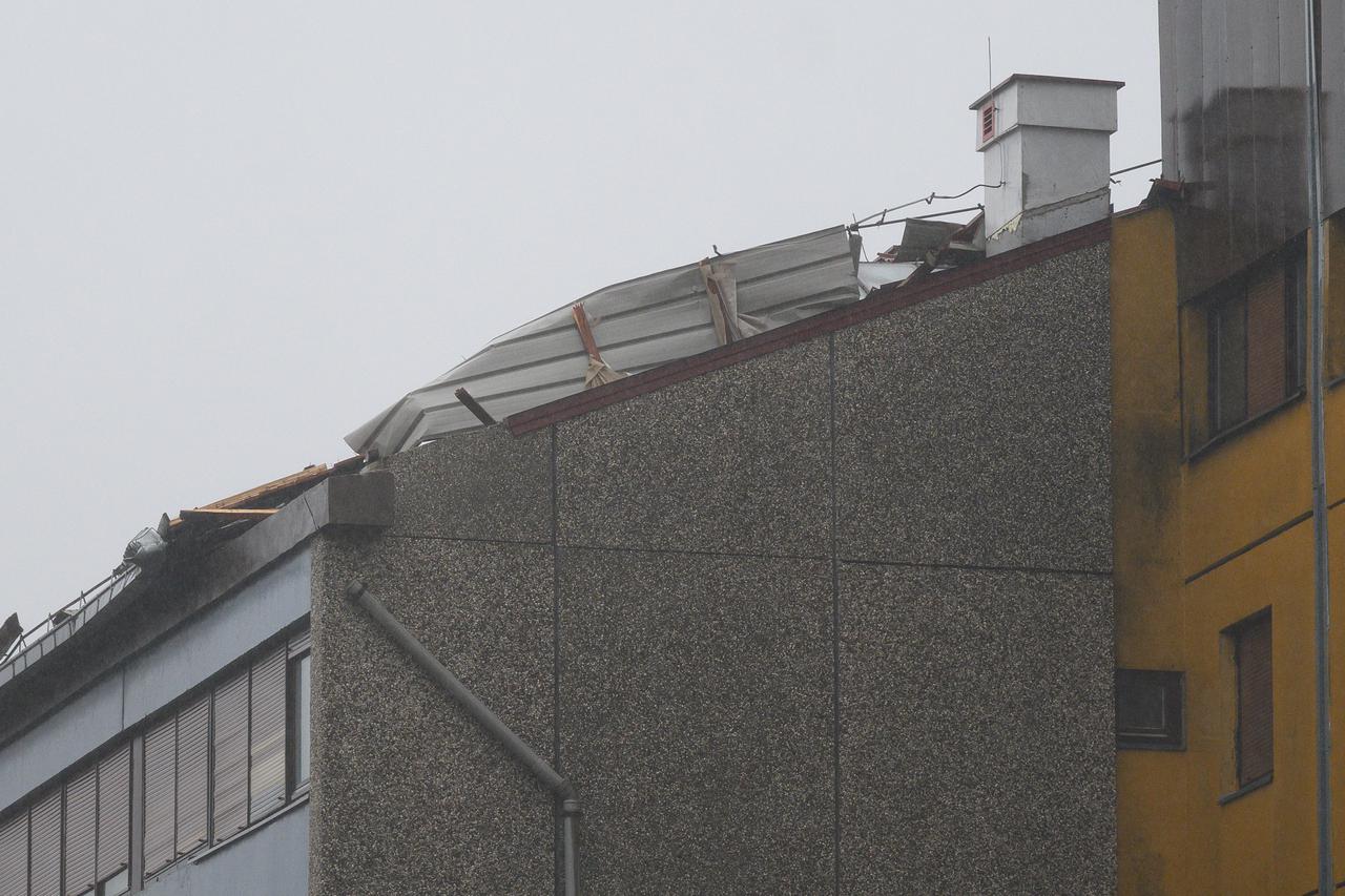 Zagreb: Olujni vjetar poharao Prečko, dignuti krovovi i isčupana stabla 