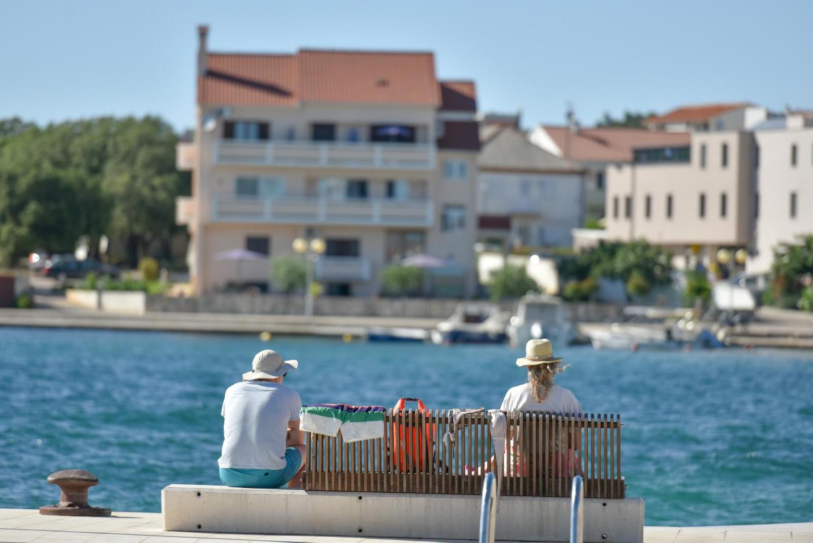 08.07.2020., Zadar - Plaza u Petrcanima puna je mahom stranih gostiju. 
Photo: Dino Stanin/PixSell