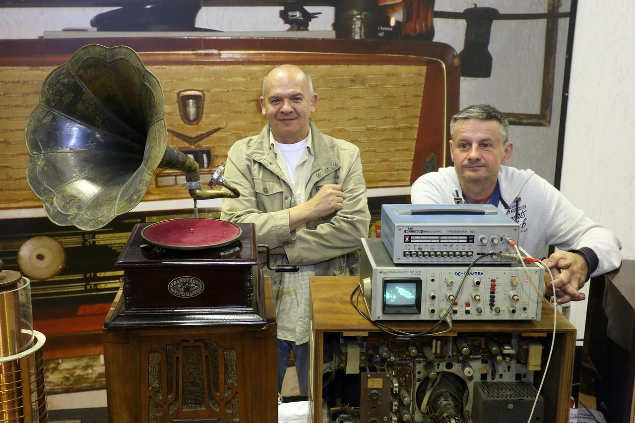 21.04.2016., Zagreb - Na Zagrebackom velesajmu odrzava se 1. zagrebacki obrtnicki sajam. Na jednom mjestu okupio se znacajan broj obrtnika s podrucja Zagreba i Zagrebacke zupanije koji prezentacijom svojih zanimanja prikazuju dosege i nove trendove u proi