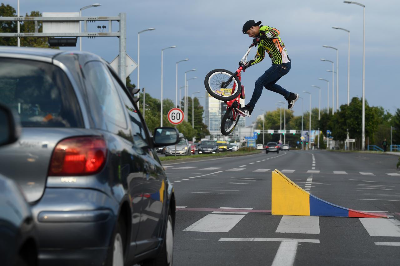 Zagreb: Vratolomijama na BMX-u kratio vrijeme vozačima tijekom crvenog semafora