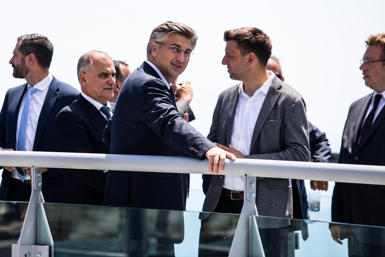 Tijekom njegova mandata Vladu su napustili brojni ministri, među kojima i oni povezani s različitim aferama, što je oporba koristila kao argument protiv Plenkovićeve tvrdnje o političkoj stabilnosti.