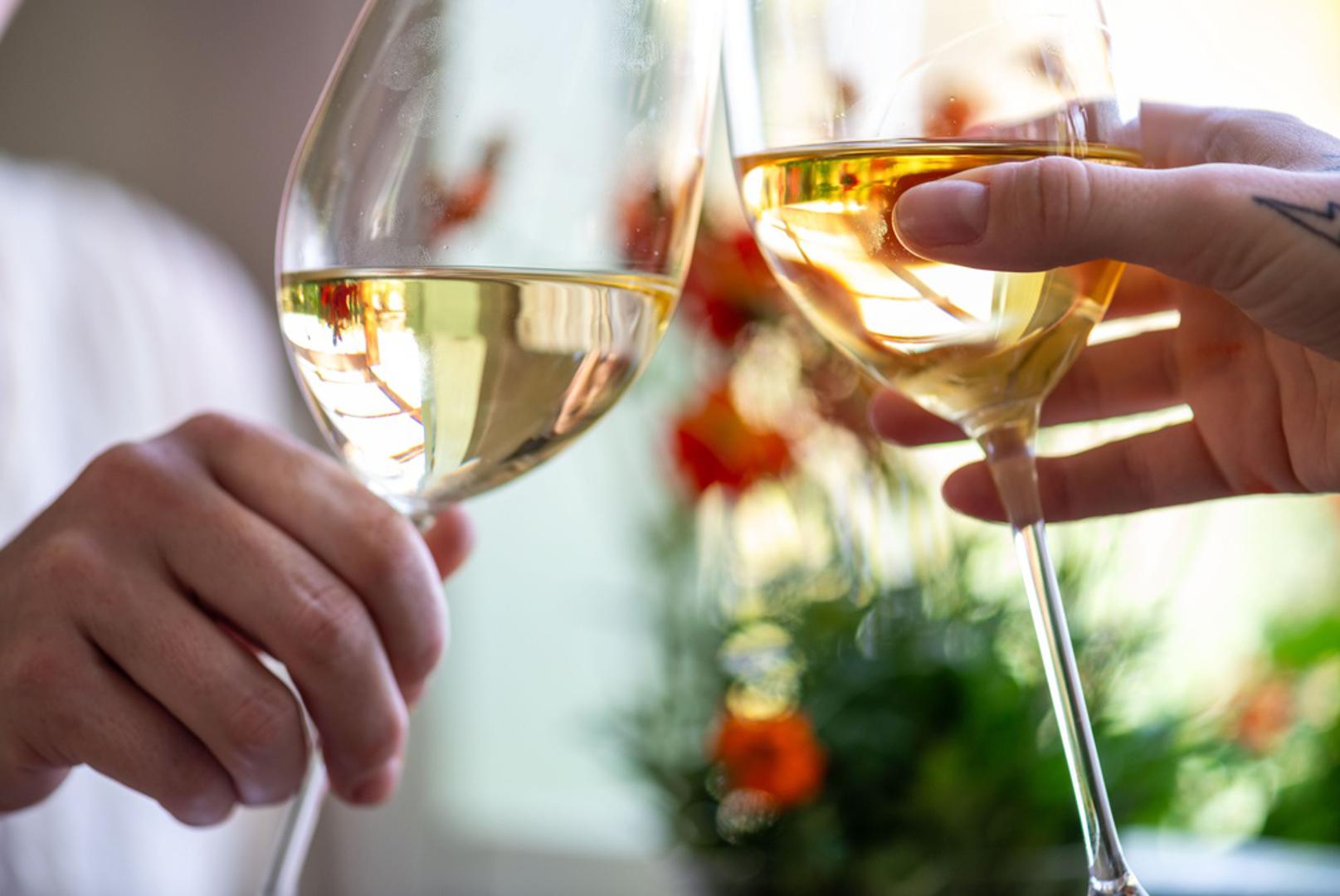 Čaša može promijeniti dojam vina: Oblik čaše utječe na to kako doživljavamo miris i okus vina. Šire čaše obično se koriste za crna vina jer omogućuju bolji kontakt vina sa zrakom i oslobađanje aroma. Uže čaše češće odgovaraju bijelim i pjenušavim vinima jer pomažu zadržati svježinu i mjehuriće.