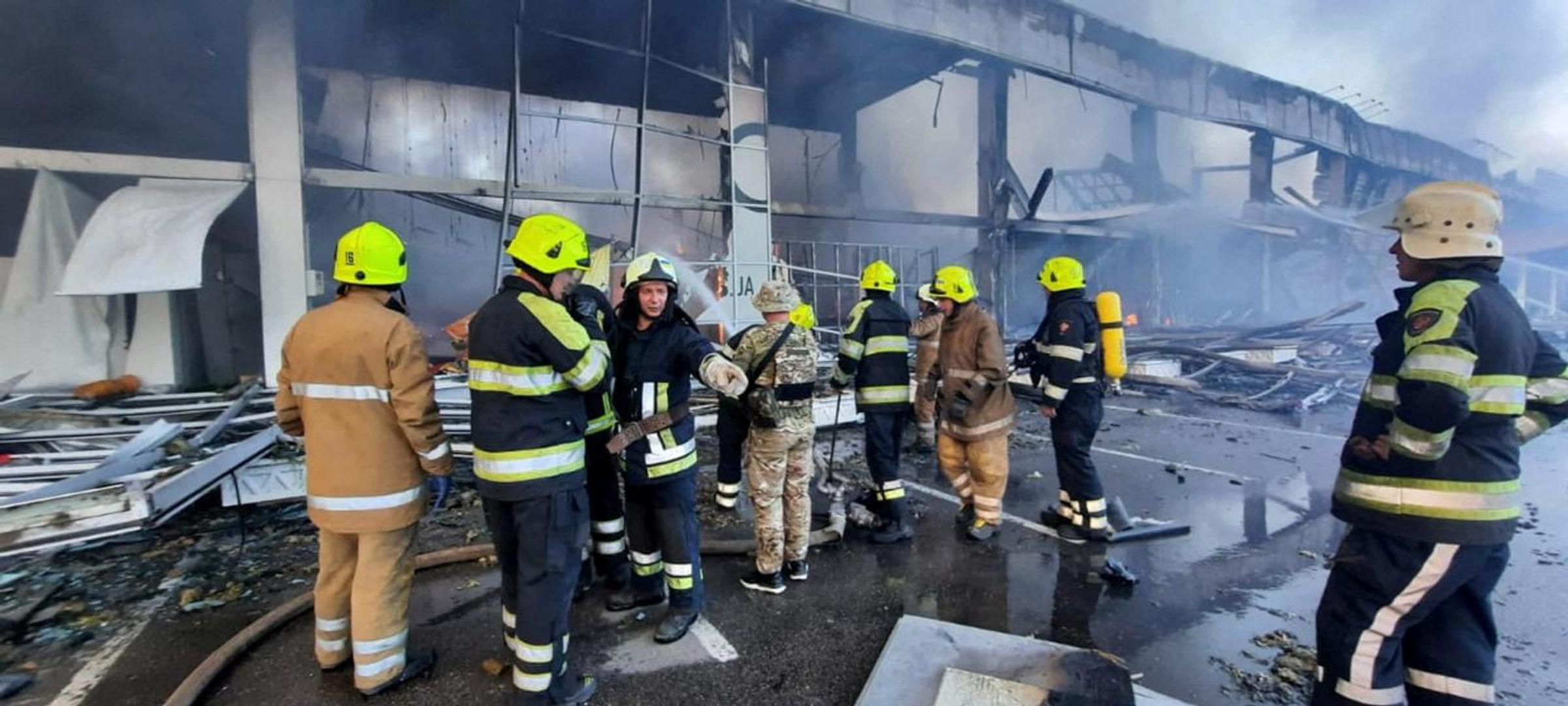 Rescuers work at a site of a shopping mall hit by a Russian missile strike, as Russia's attack on Ukraine continues, in Kremenchuk, in Poltava region, Ukraine June 27, 2022.  Press service of the State Emergency Service of Ukraine/Handout via REUTERS ATTENTION EDITORS - THIS IMAGE HAS BEEN SUPPLIED BY A THIRD PARTY. Photo: State Emergency Service of Ukrai/REUTERS