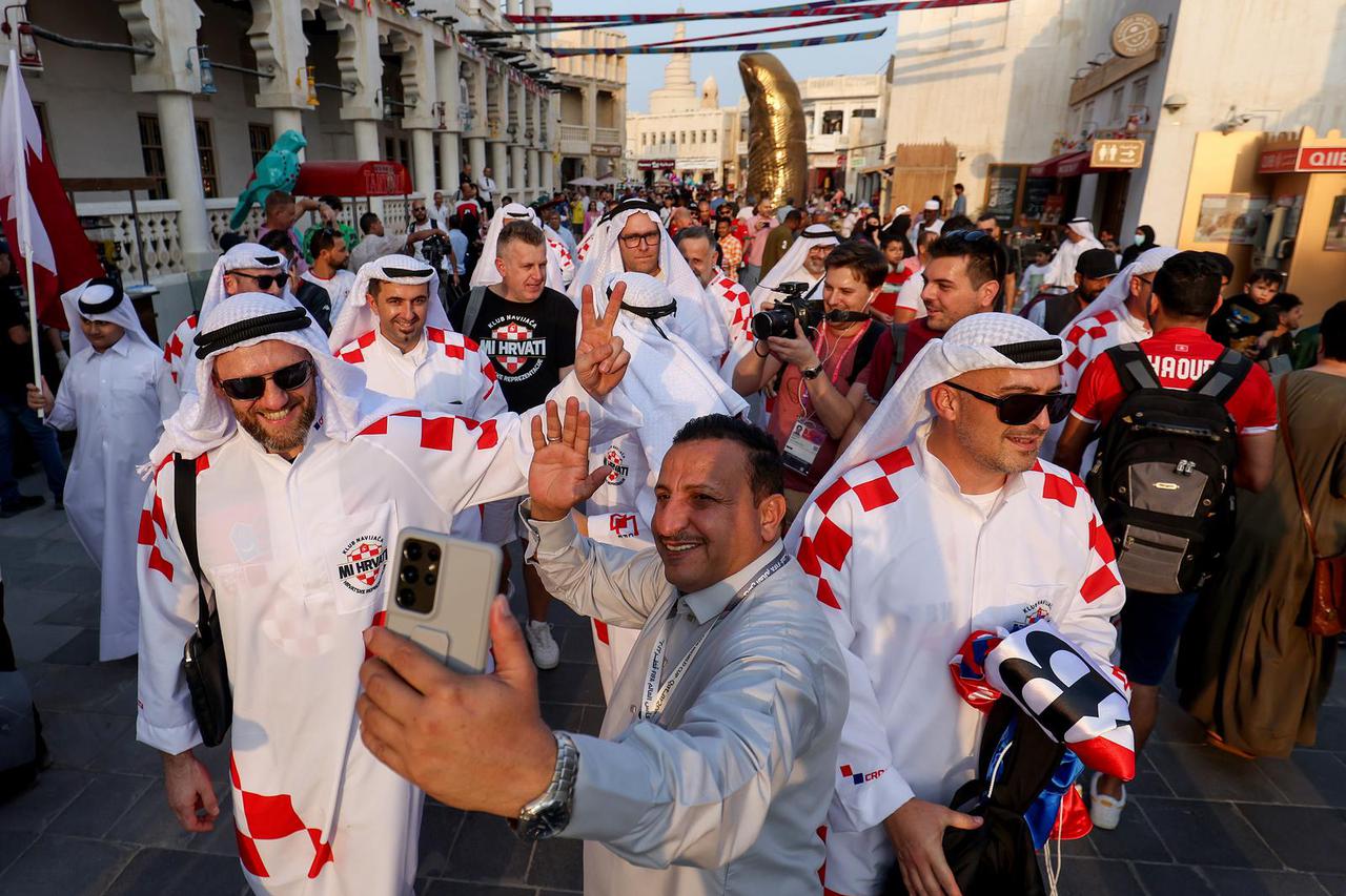 Hrvatski navijači u tradicionalnim katarskim narodnim nošnjama zabavljaju se u centru Dohe