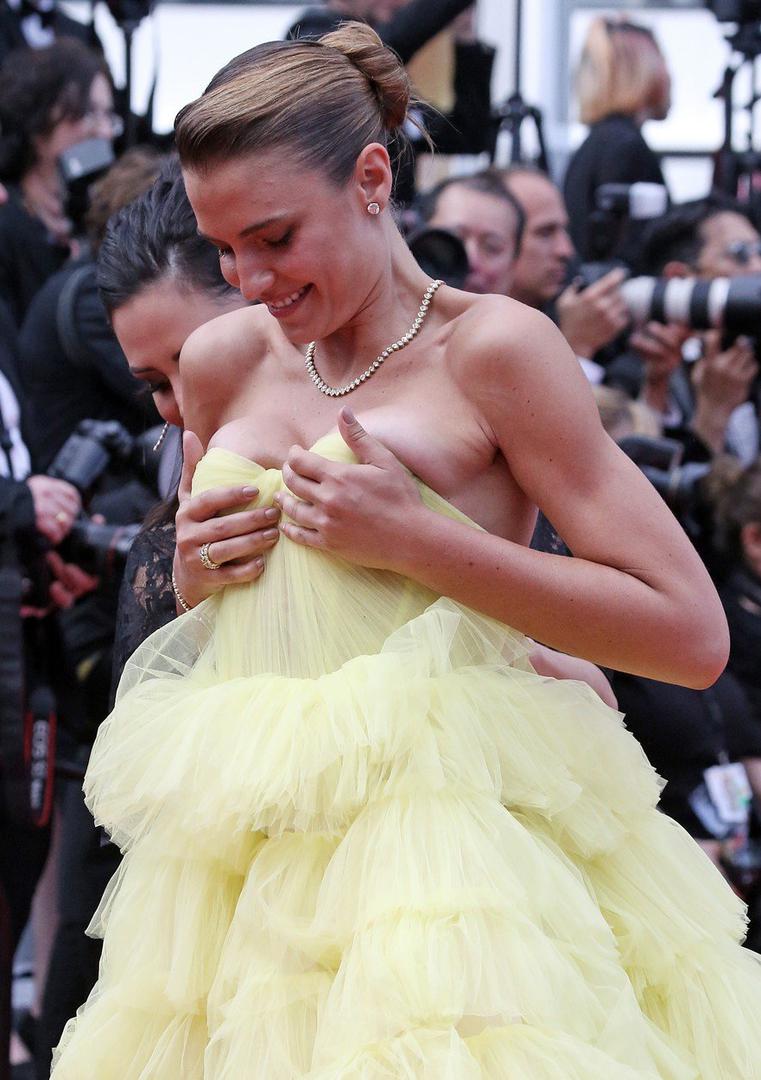 Brazilka manekenka, koja je u Cannes došla na premijeru filma "Oh Mercy, brzo se snašla i pridržala haljinu i dobro se nasmijala kad je  shvatila što se događa