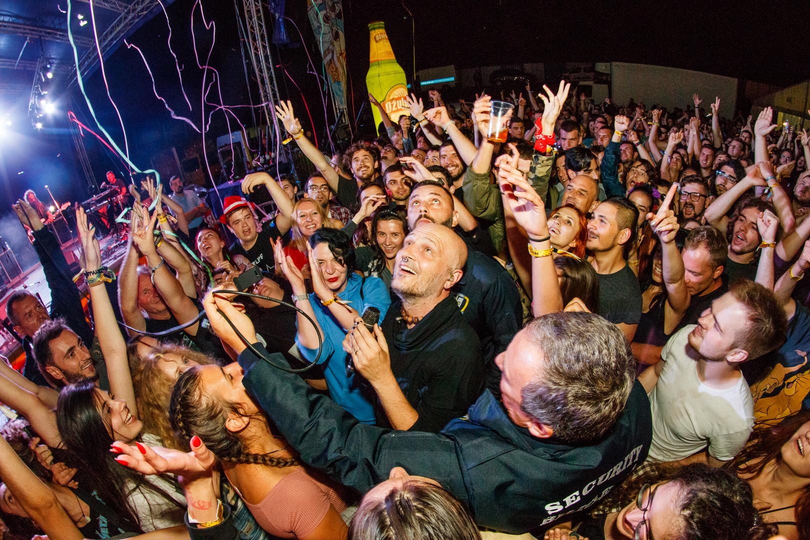 Festivalsko tematsko otvorenje u četvrtak proteklo je u znaku glazbe 90ih uz dance kraljice I Bee, Mineu i Ellu te party mahera Knežu. Već idućeg dana program se proširio na dodatne sadržaje poput glazbenog kviza, a pojava Ferragosto orkestra razveselila je sve koji su dan provodili u kupanju, roštiljanju i druženju uz jezero.