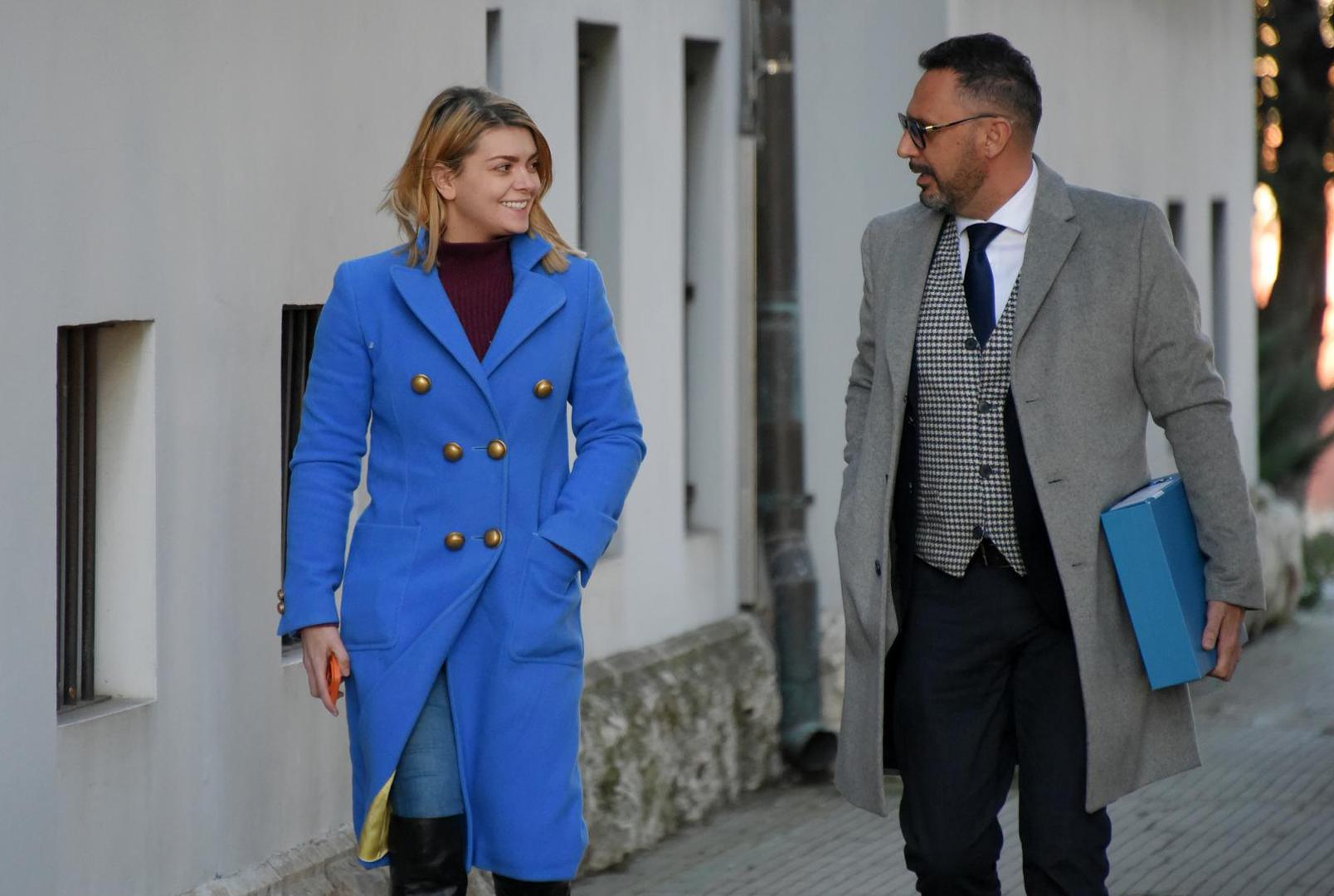 Influencerica Ella Dvornik i poduzetnik Charles Pearce u postupku su razvoda, a u petak su se pojavili u Puli na brakorazvodnoj parnici. Oboje su došli u pratnji odvjetnika, a Ella je nosila dugi plavi kaput te visoke crne čizme. Ovo nije prvo ročište na kojem su se sreli. Inače, suđenje je zatvoreno za javnost,  a već su bili na nekoliko ročišta. 