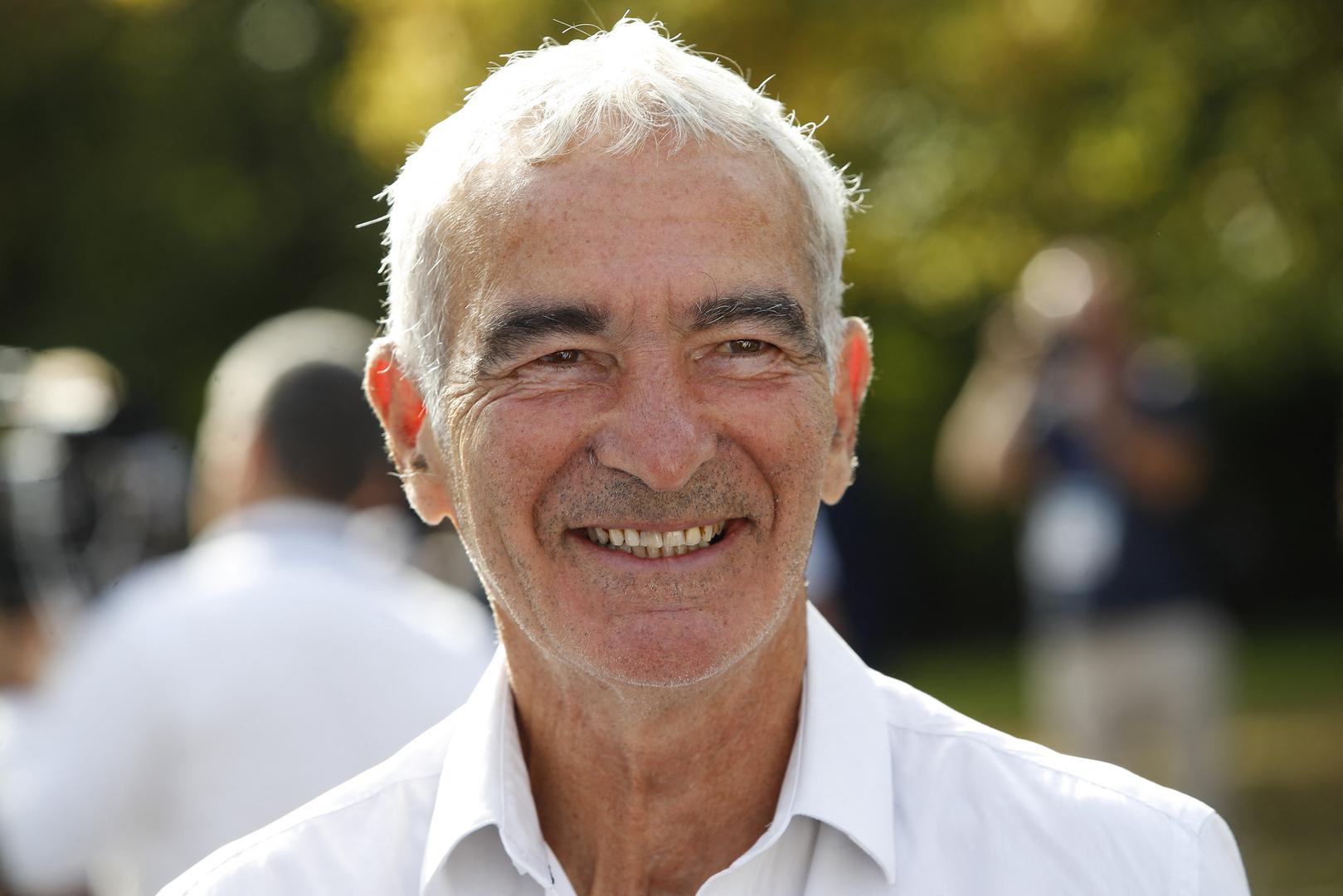 5. Raymond Domenech: Domenech je imao poseban problem s igračima u horoskopskom znaku škorpiona u svojim momčadima, nazivajući ih nepromišljenima, nepouzdanima, problematičnima i željnima pažnje. Time je faktički završio karijeru Roberta Piresa. Tadašnji trener, Raymond Domenech, bio je veliki pobornik zvjezdanih znakova i astrologije, i zapravo je dopustio da mu to diktira odabire momčadi. Pokazao je svoju ekscentričnost odgovorivši na ispadanje s Eura 2008. tako što je zaprosio svoju djevojku na terenu i gledajući pobunu iduće dvije godine – ali svi se je to uredu u usporedbi s njegovom ovisnošću o astrologiji.
