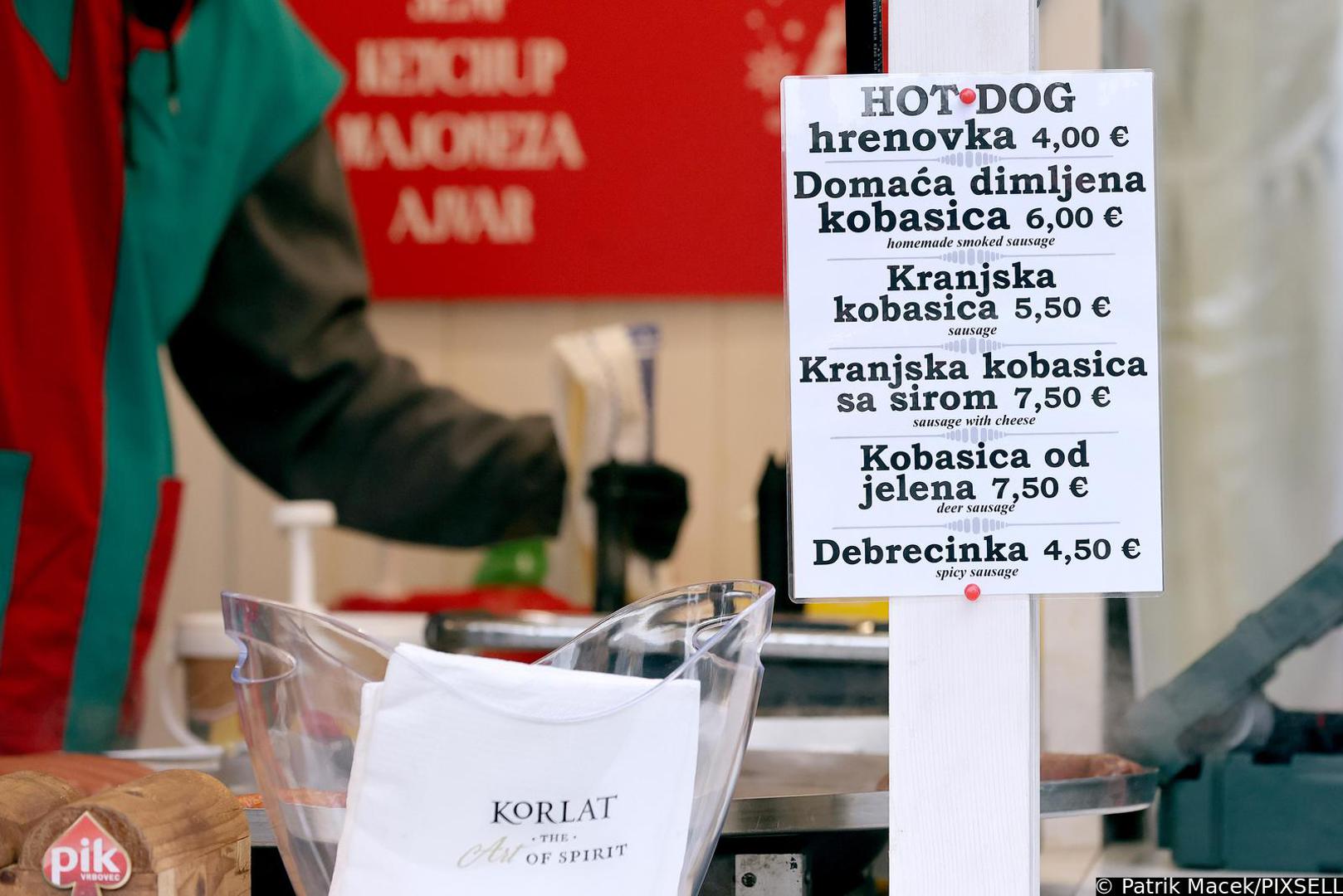 Čini se da su cijene veće nego prošlih godina. Cijena kuhanog vina je oko četiri eura, fritule oko 11 eura, kobasice 7,5 eura, a knedle imaju paprenu cijenu od 15 eura.