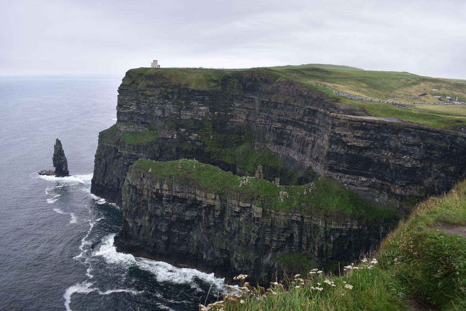 4. Irska.
Irska je peta na Global Peace Indexu. Ističe se visokom društvenom kohezijom, snažnom vladavinom prava i niskom razinom nasilnog kriminala. Među sigurnijim gradovima navode se Galway i Cork. Irska se opisuje kao sigurna za žene, umirovljenike i samostalne putnike, a dobre rezultate ostvaruje i kada je riječ o hitnim službama.