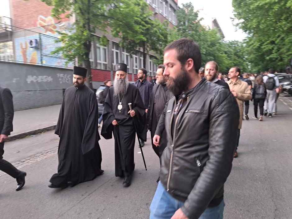 Zapaljene svijeće ispre škole u Beogradu