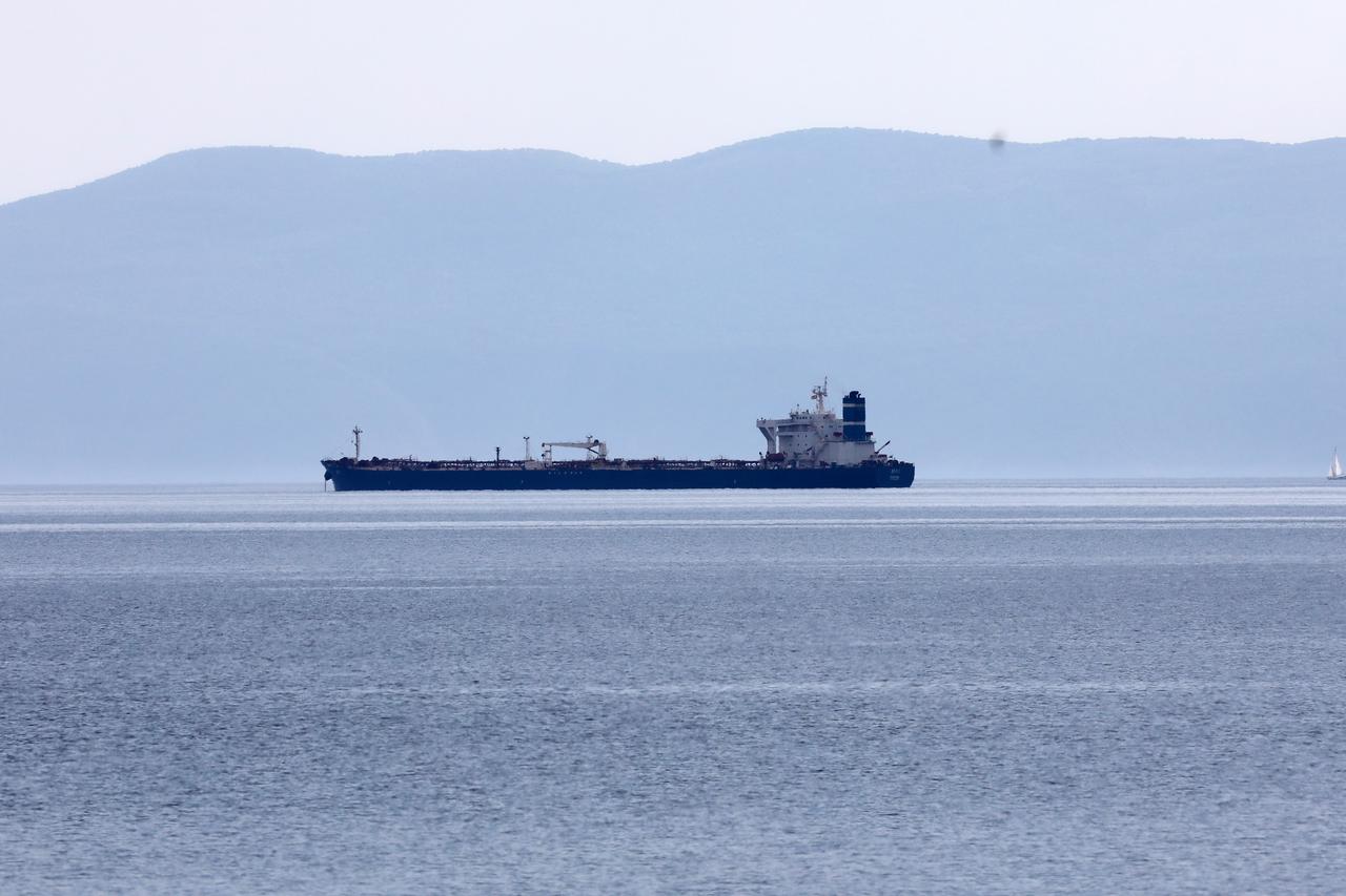 Tanker ARC 1 usidren između Cresa, Krka i Kostrene