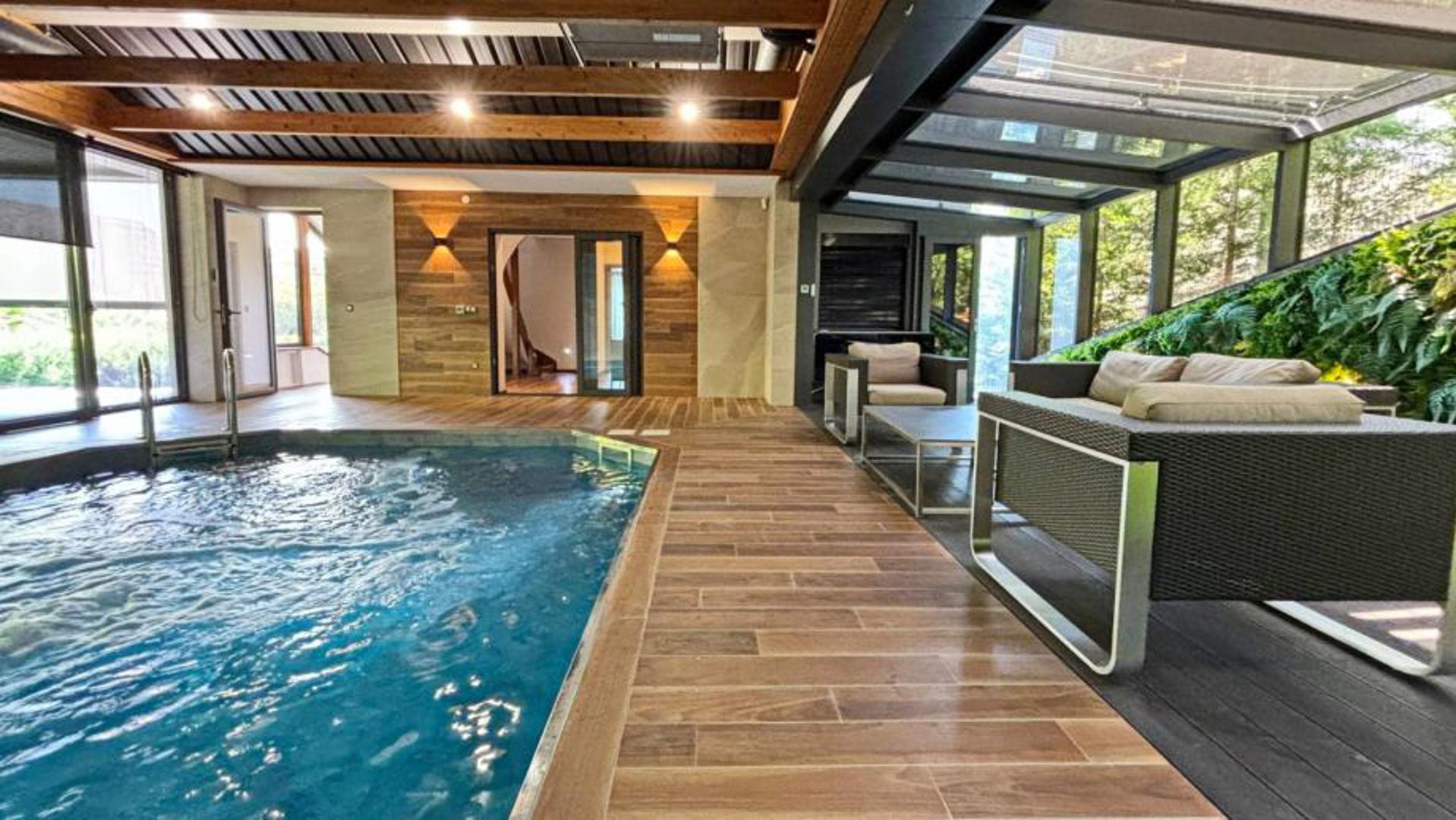 U zagrebačkoj četvrti Gračani prodaje se moderna samostojeća vila površine 440 četvornih metara, smještena na parceli od 1.111 m². Nekretnina se nalazi u mirnoj ulici na području Podsljemena. 

