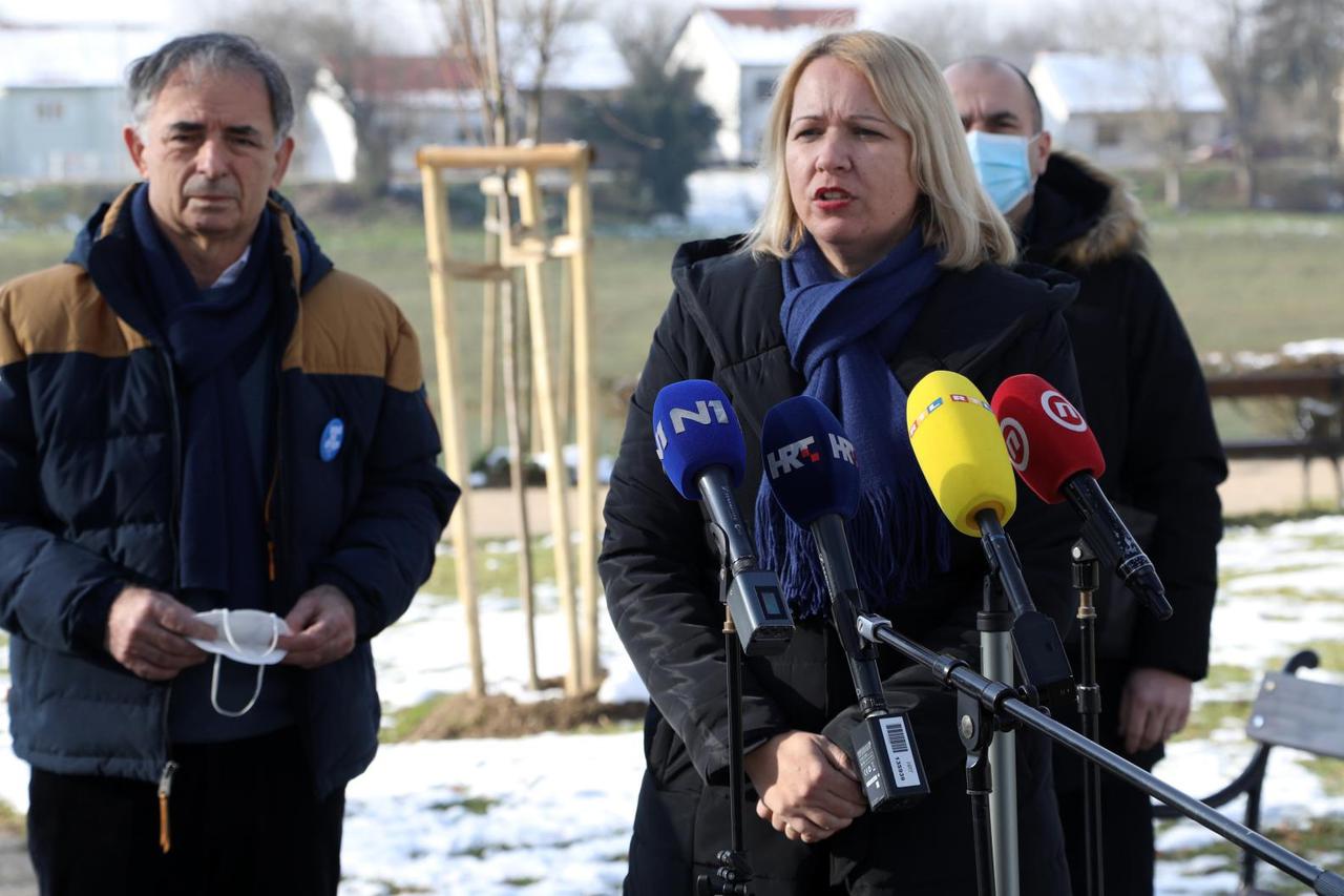 Milorad Pupovac posjetio je Sisak i podijelio je humanitarne pakete SNV-a