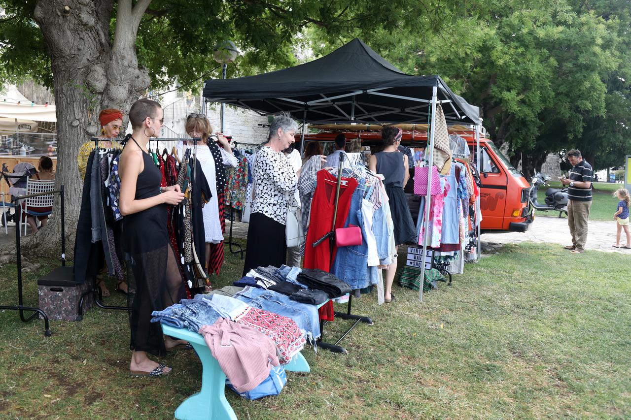 Šibenik: Ispred kluba Azimut održan Pop up buvljak