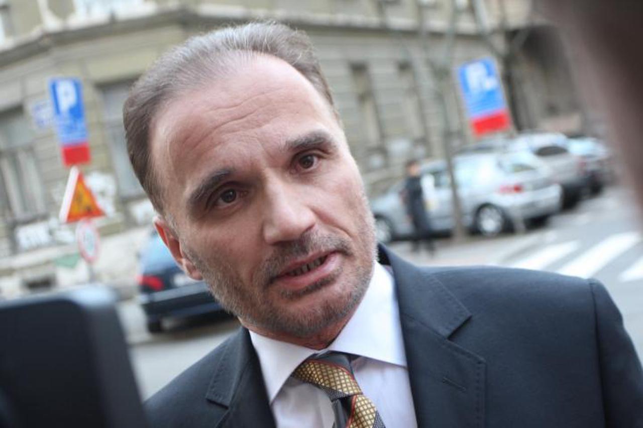'30.03.2010. Zagreb - Odvjetnik Anto Nobilo ispred sjedista USKOK-a u Gajevoj ulici gdje je doveden njegov klijent Damir Polancec. Photo: Petar Glebov/PIXSELL'